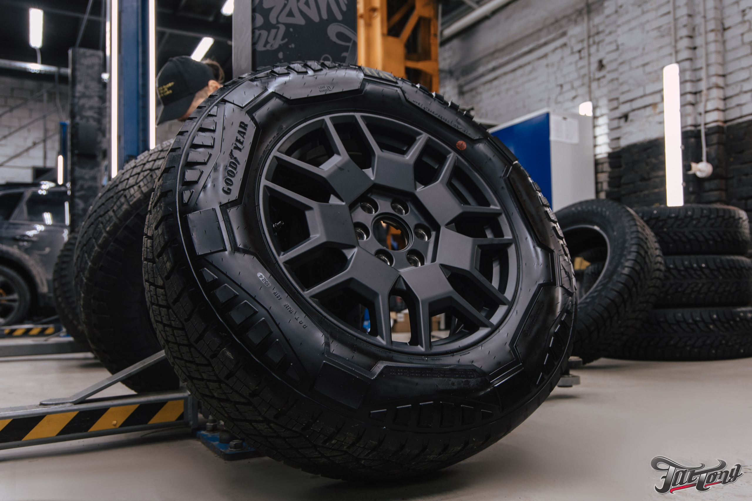 Tesla Cybertruck шиномонтаж в Fattony. DeLorein