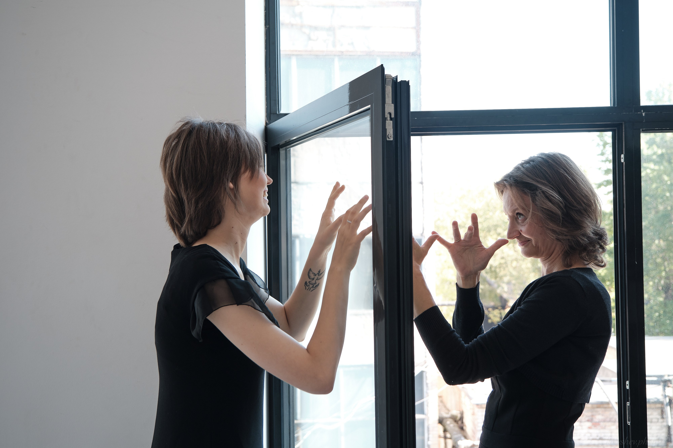 Мария и Устиния — трогательная семейная фотосессия мамы и дочки в студии в Москве. Портретный фотограф на новый год в Москве Виктория Колышева