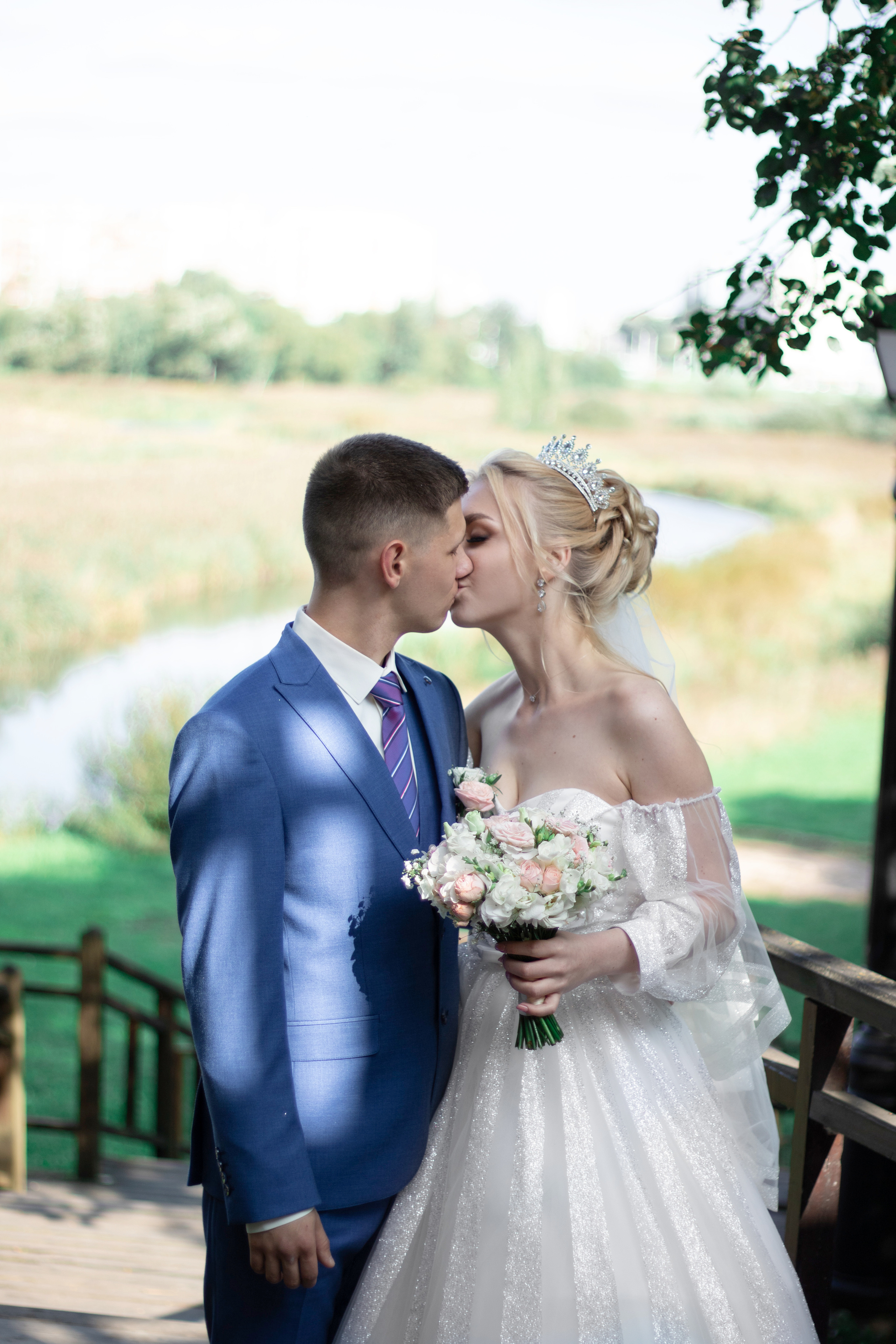 Свадебная съёмка влюбленных в парке