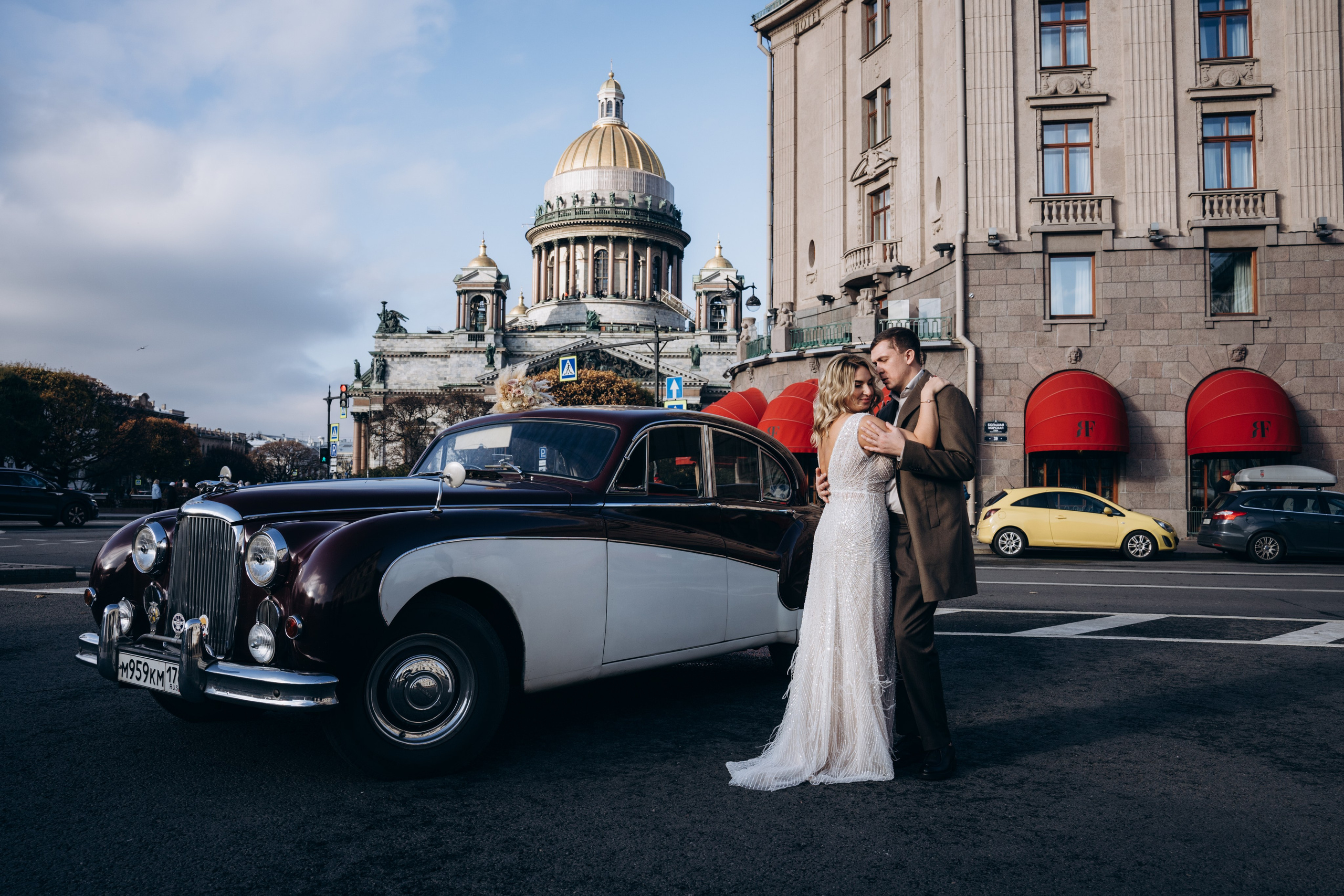 Профессиональный свадебный фотограф в Москве — создание уникальных и трогательных свадебных историй в фотографиях.