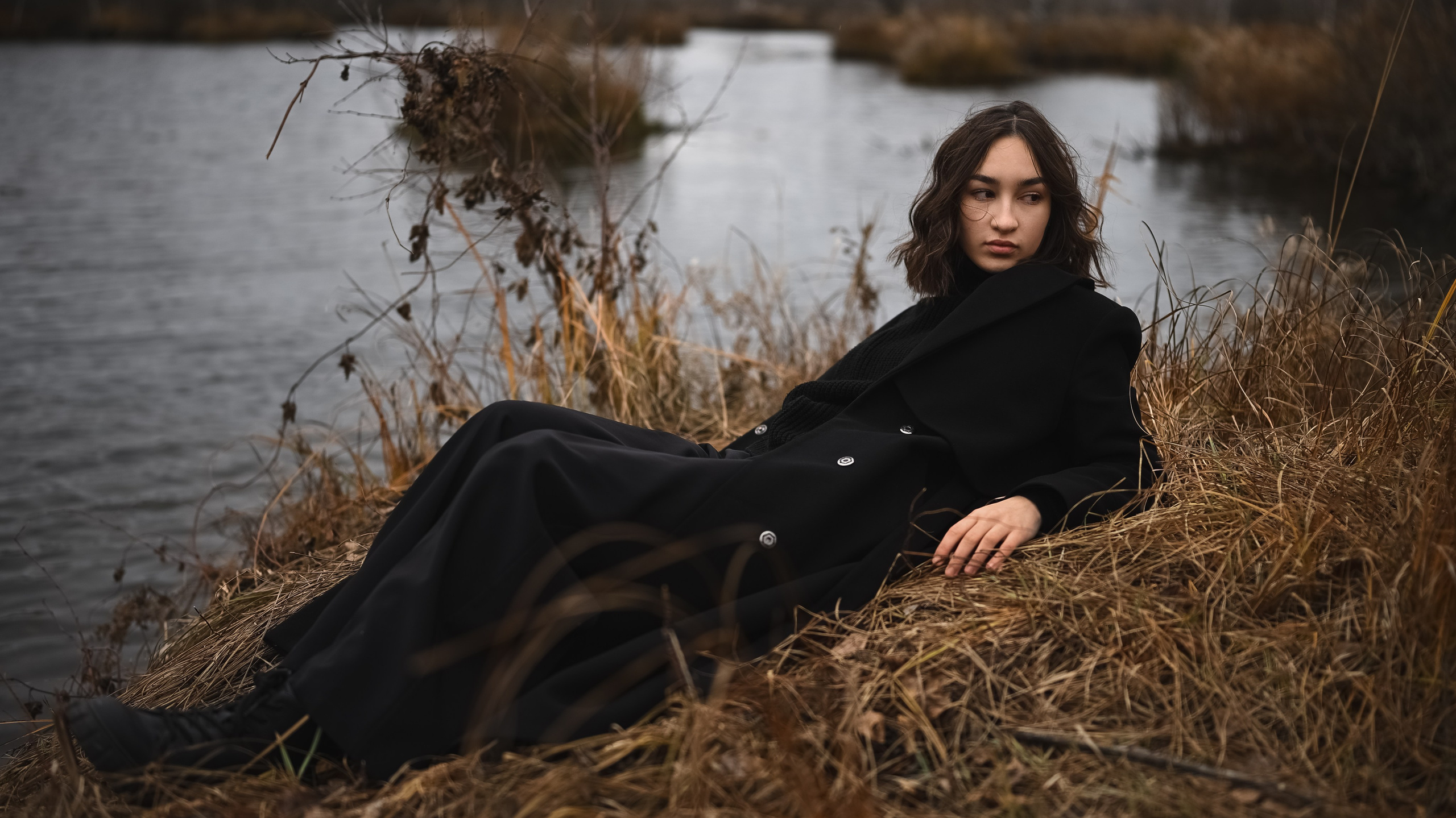 Осенняя фотосессия у водоёма в Казани с природным освещением и спокойной атмосферой