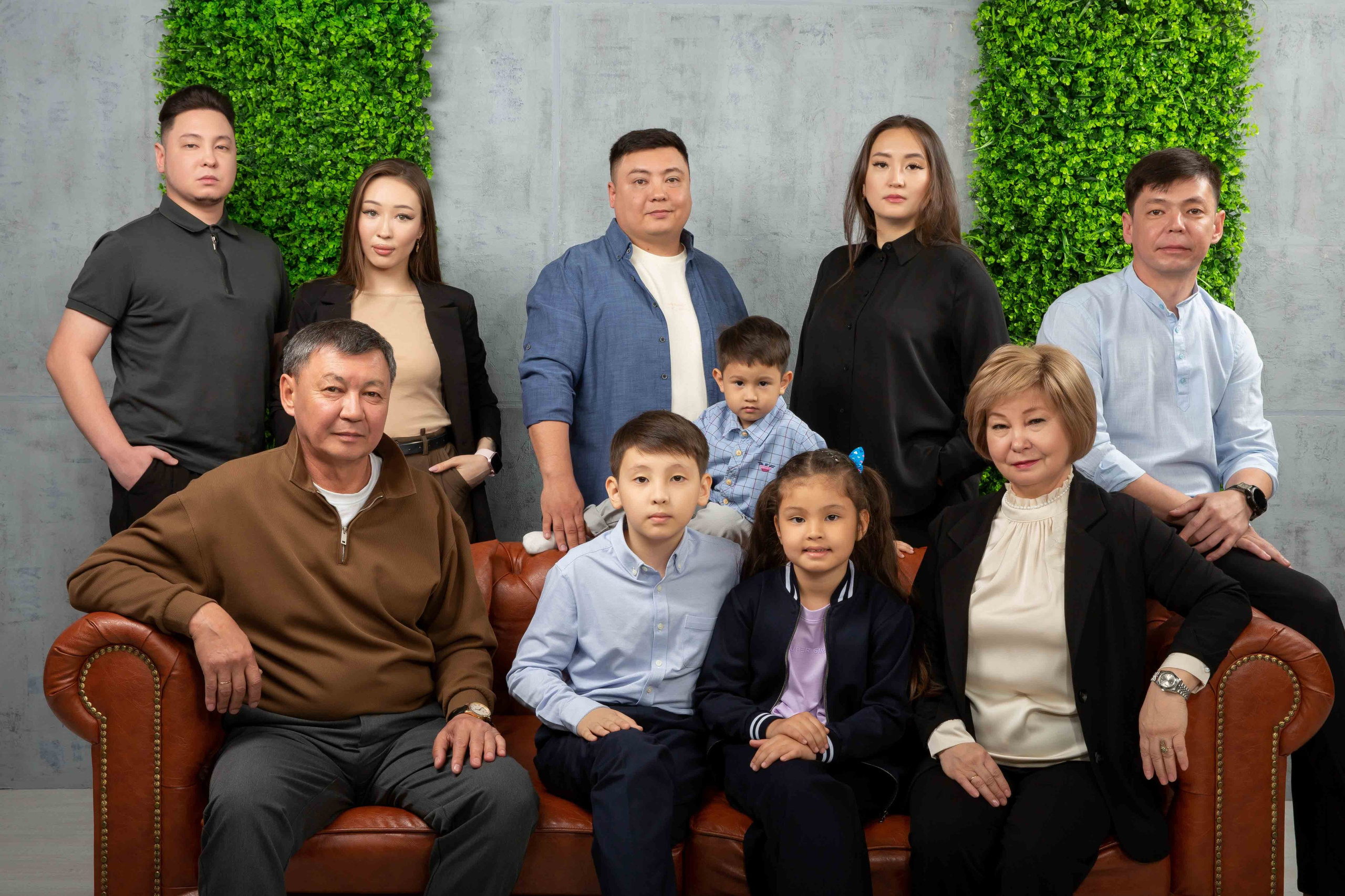 Фотосессия большой семьи в фотостудии. Совет с семьей. Фотостудия Алматы. Семейная и детская фотостудия Family studio.Фотограф Алматы