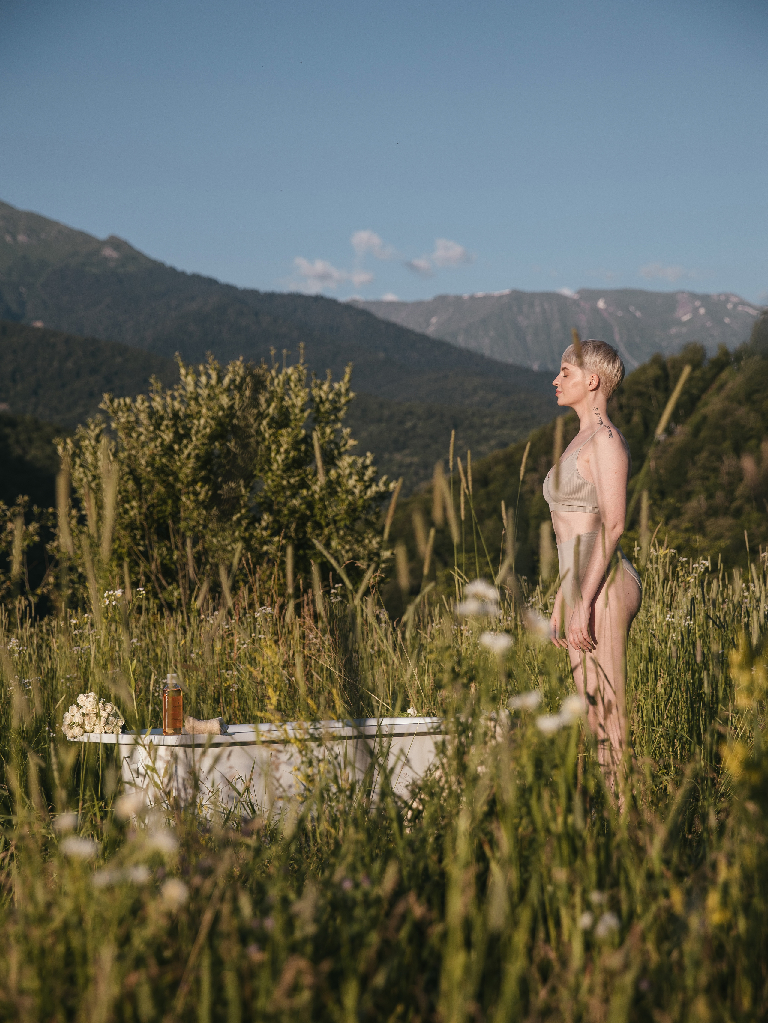 Софи в ванне в горах. Иван Кузнецов видеограф, фотограф