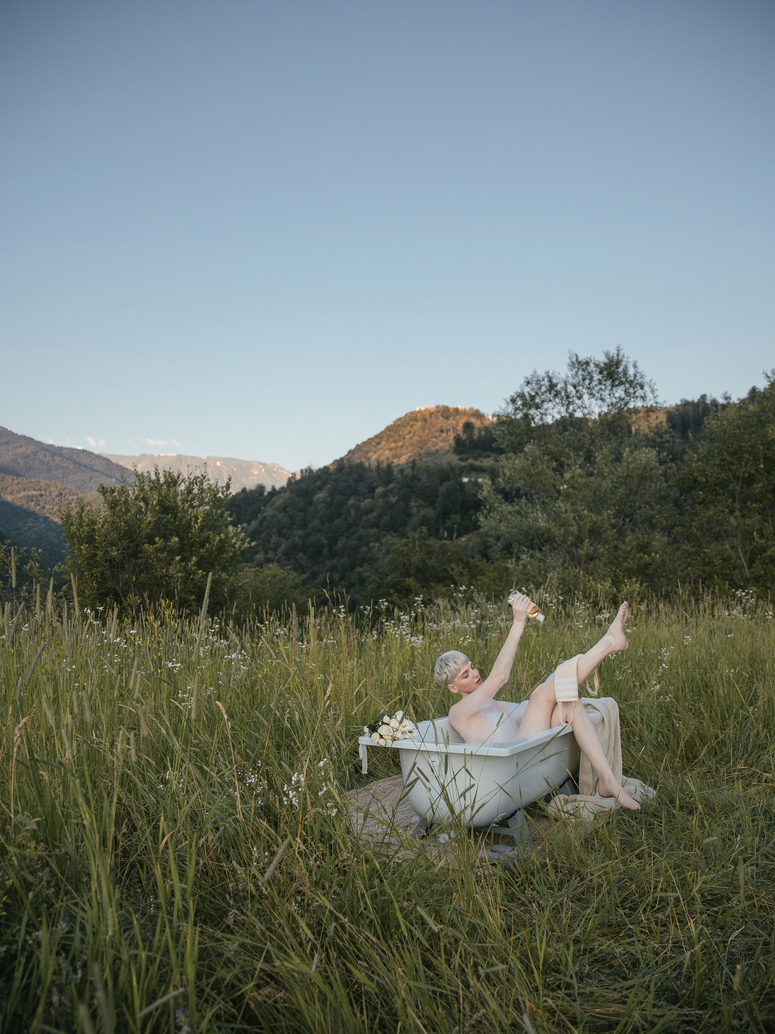 Софи в ванне в горах. Иван Кузнецов видеограф, фотограф