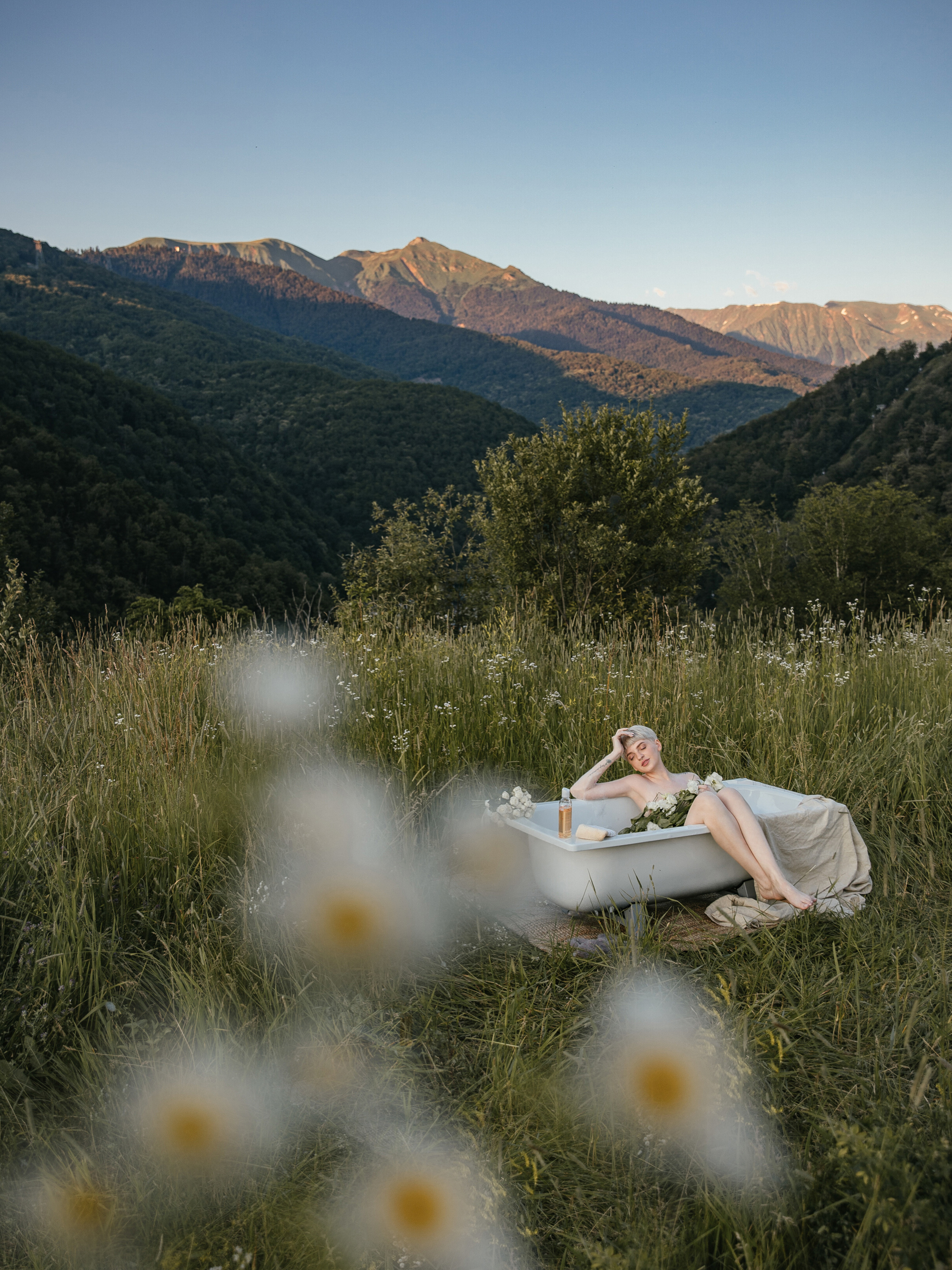 Софи в ванне в горах. Иван Кузнецов видеограф, фотограф