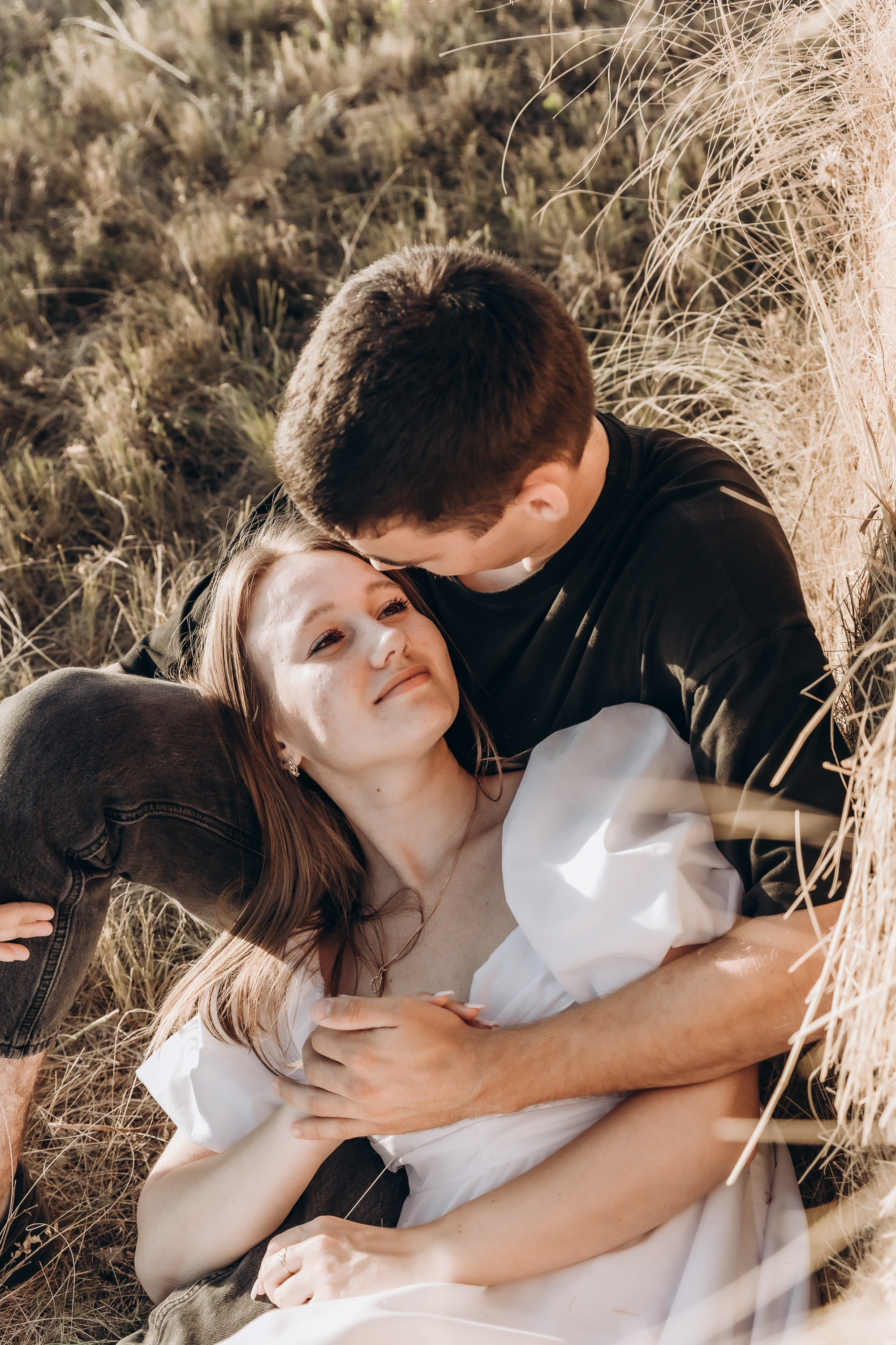 Танец под дождем: влюбленные наслаждаются моментом счастья