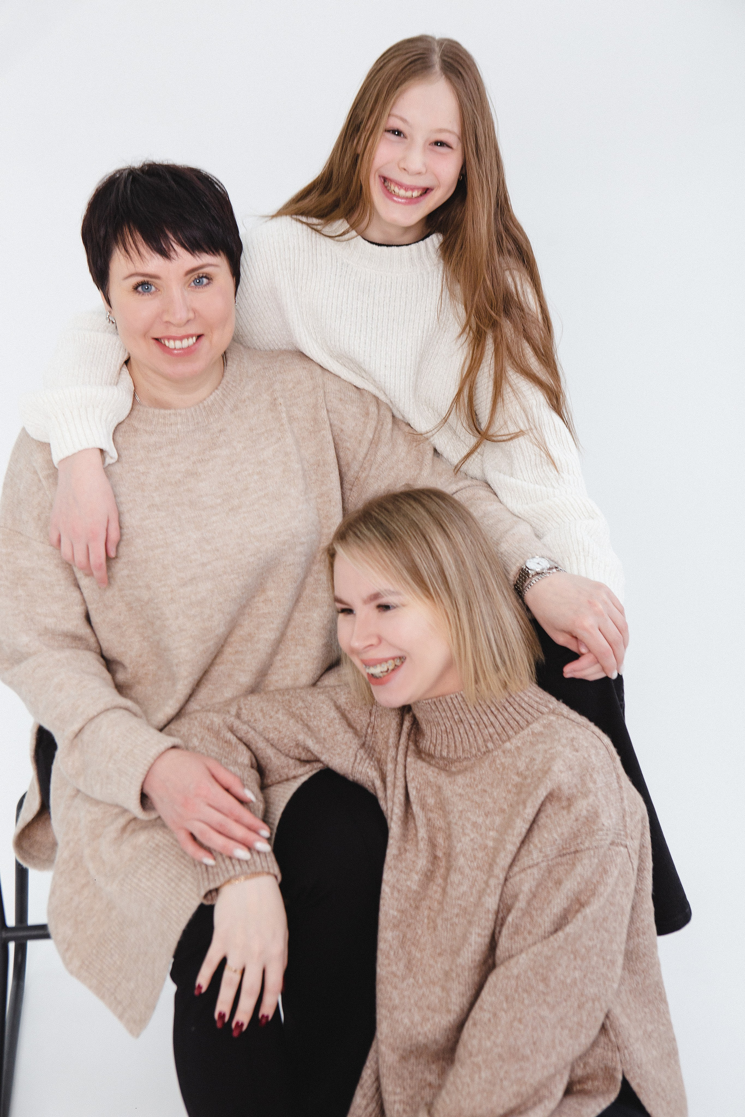 Фотосессия мамы с дочерями в минималистичной фотостудии Челябинска. Свадебный фотограф Челябинск Зиненко Виктория