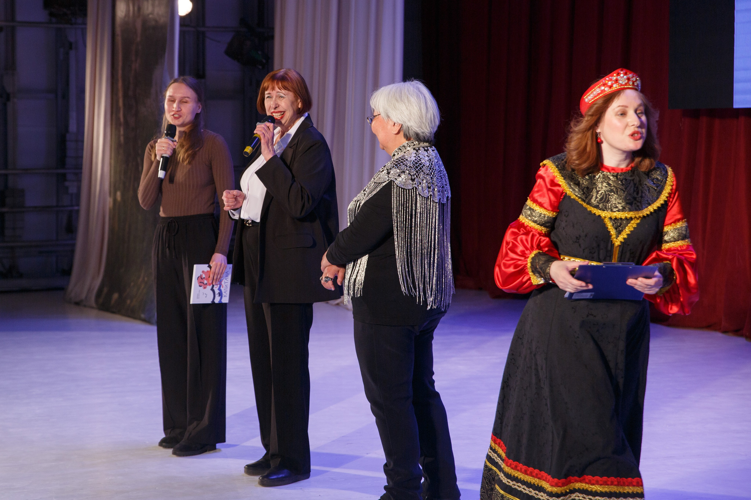 Ведущие и артисты в народных костюмах на сцене