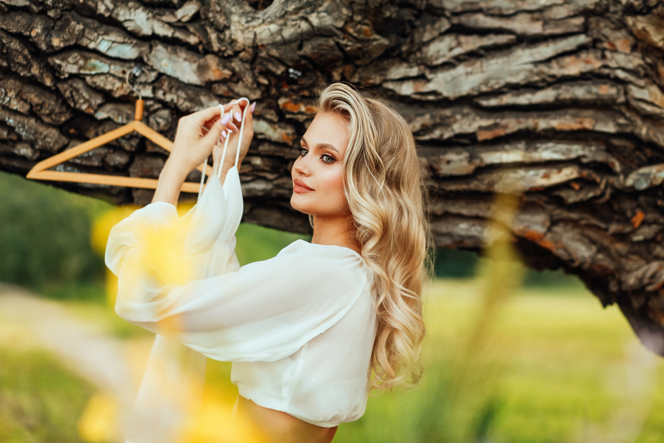 утро очень красивая невеста блондинка цветы природа лето декор дерево кровать бокал