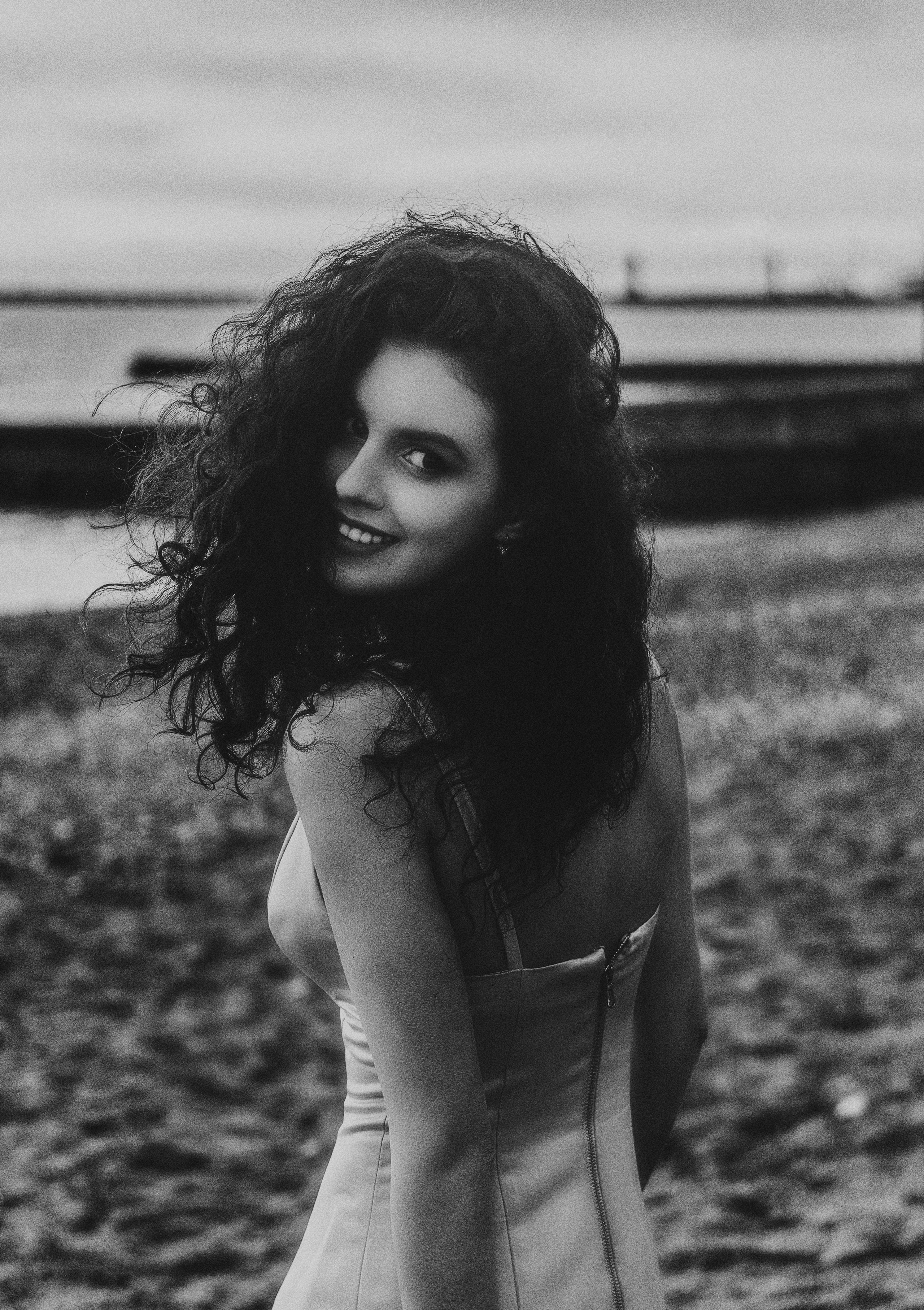 Игривый портрет девушки на пляже