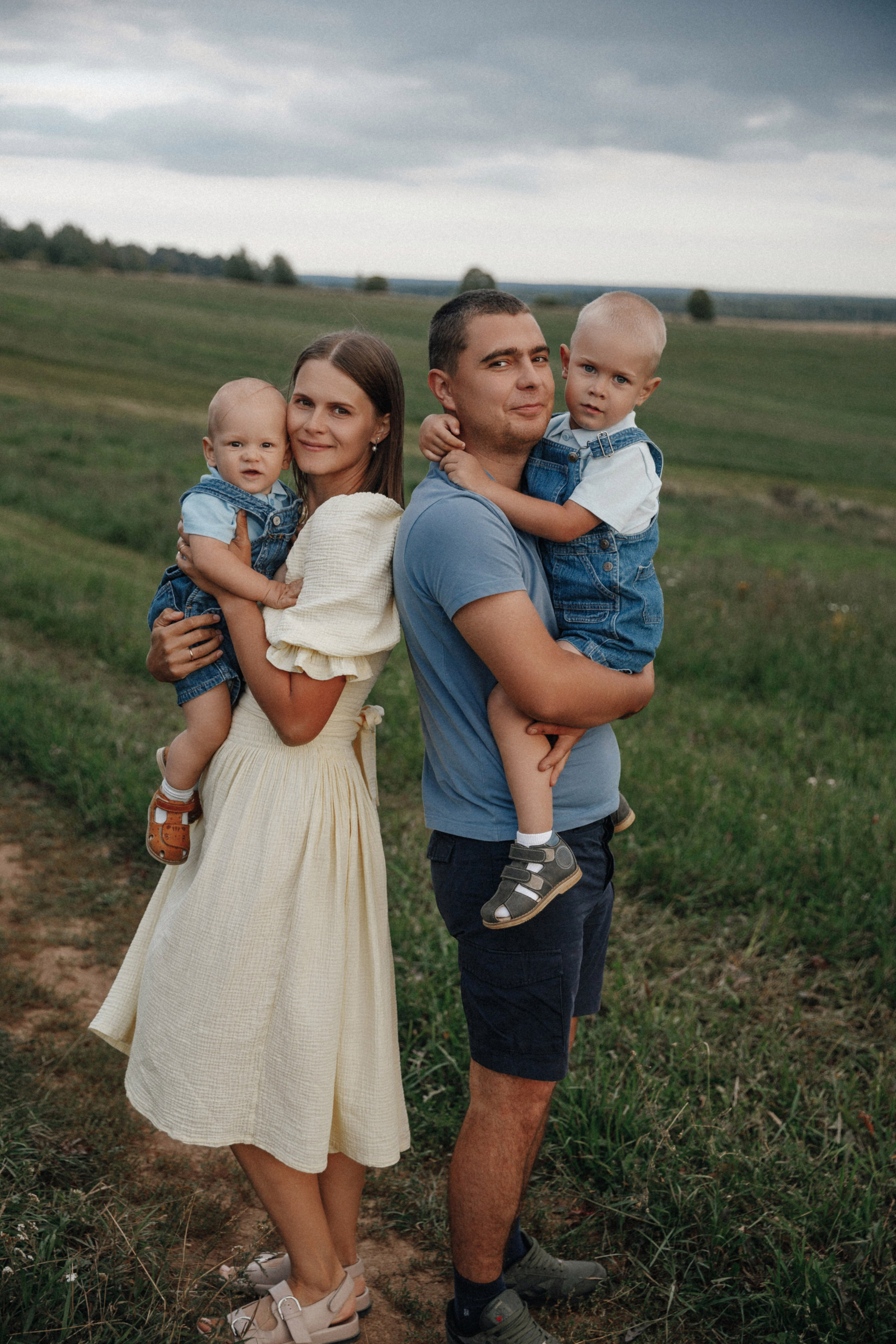 Семейная фотосессия в поле. Фотограф во Владимире Татьяна Бабикова