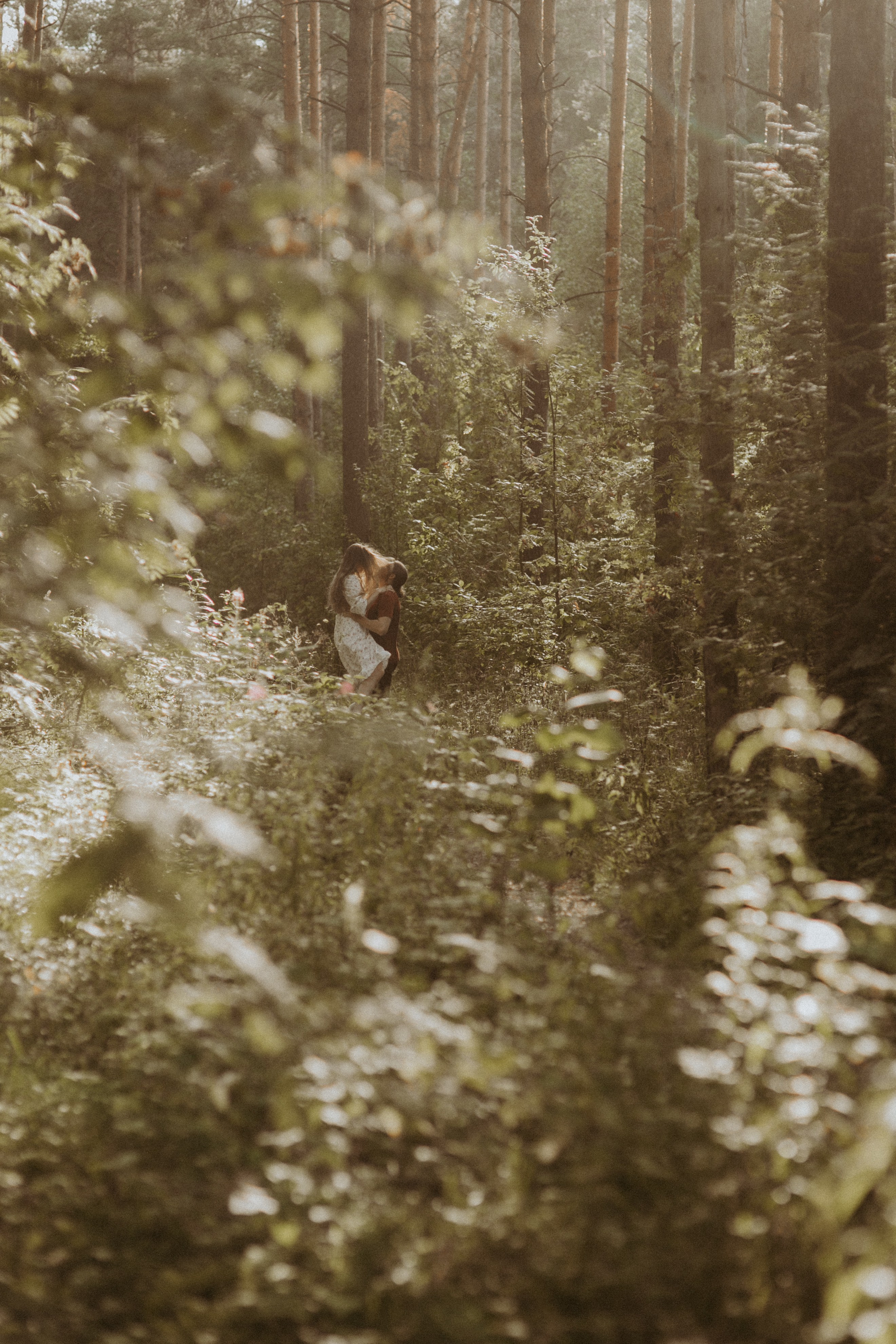Атмосферная съемка Маши и Лёши в лесу наедине с природой. Свадебный и репортажный фотограф в Ярославле и Санкт-Петербурге Роман Микрюков