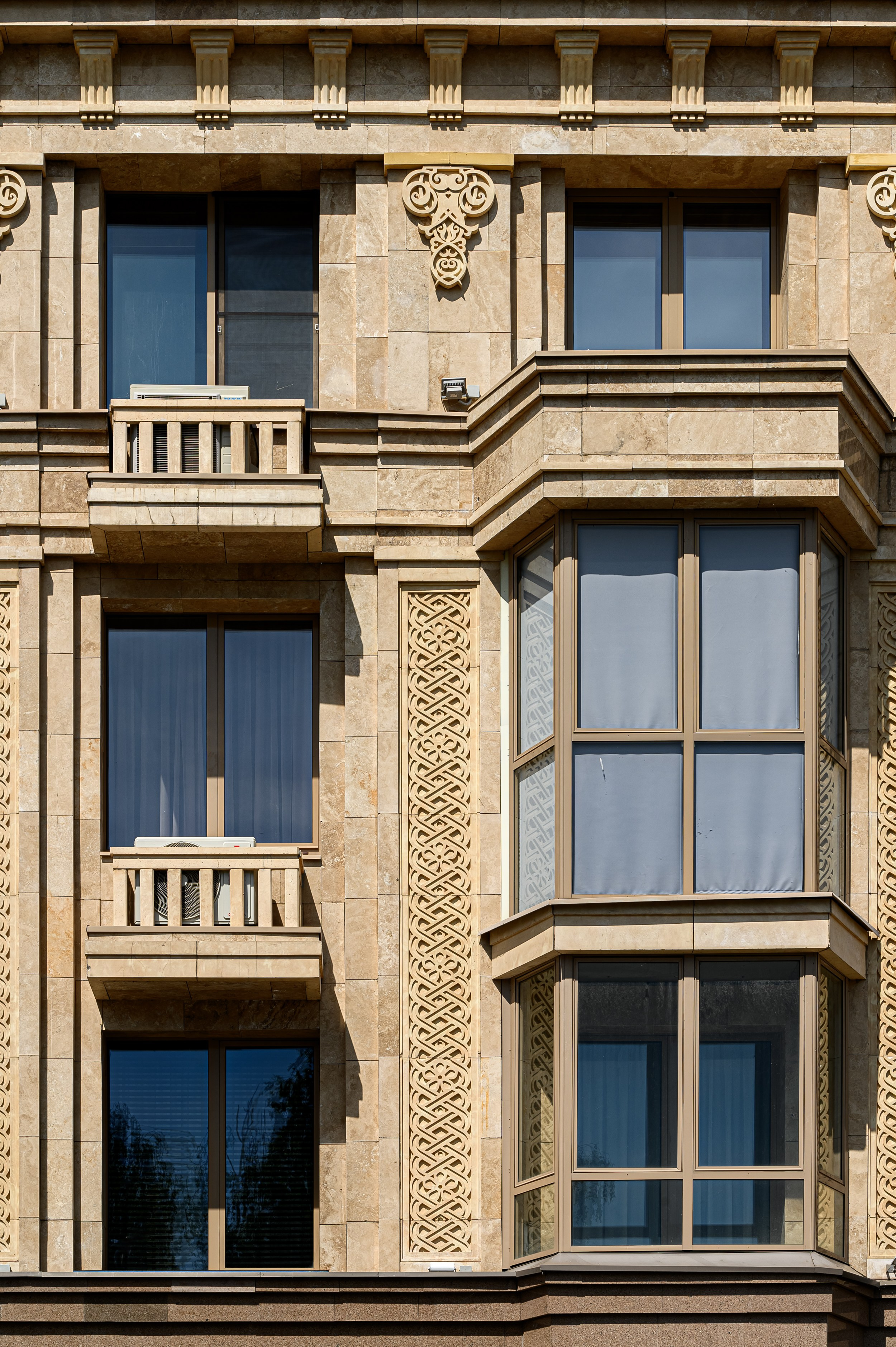 Архитектурная фотосъёмка деталей фасада Odette в Казани с передачей текстуры покрытия