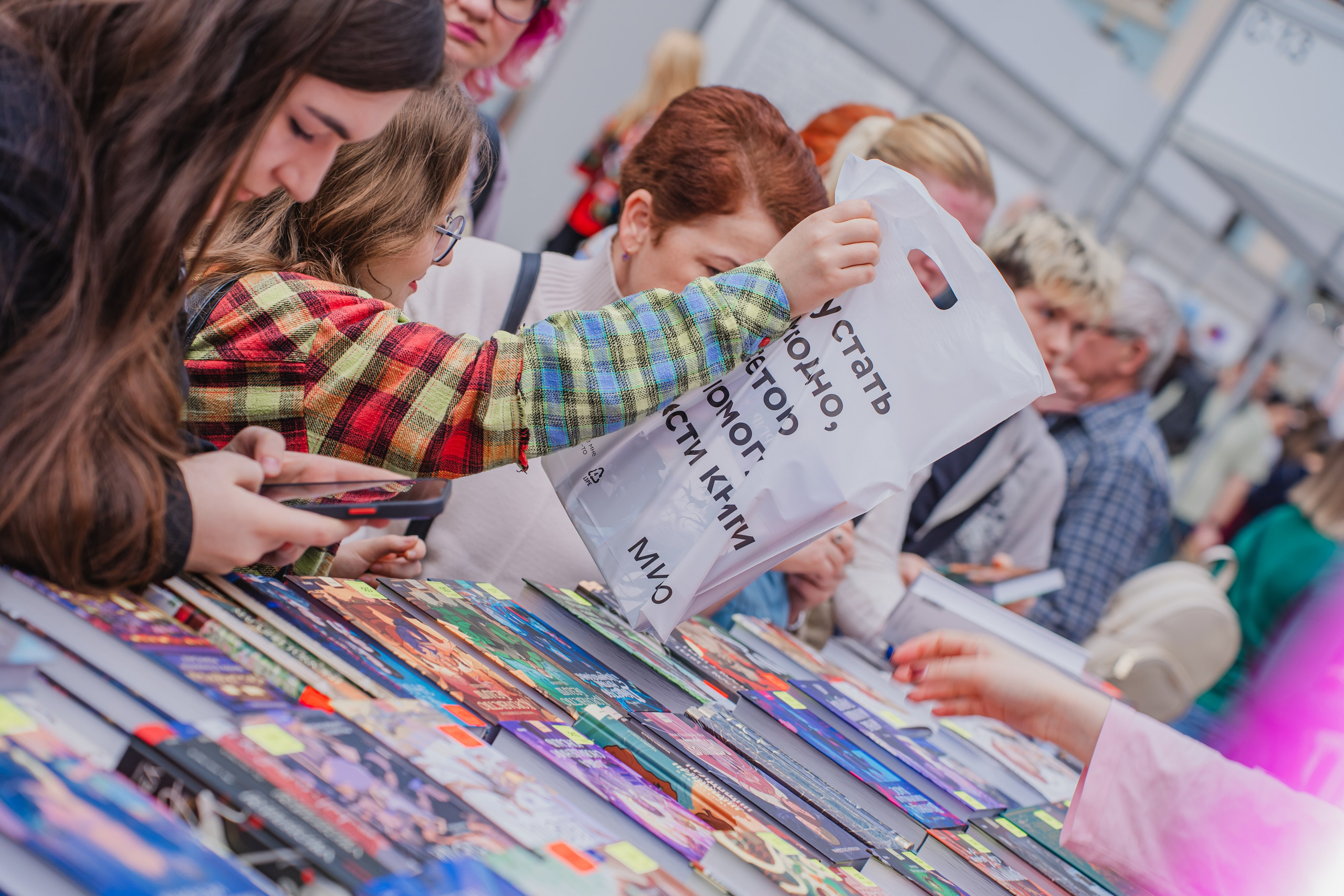 МИФ Non/fictio№ 2025 стенды. Репортажный фотограф Анастасия Рубцова