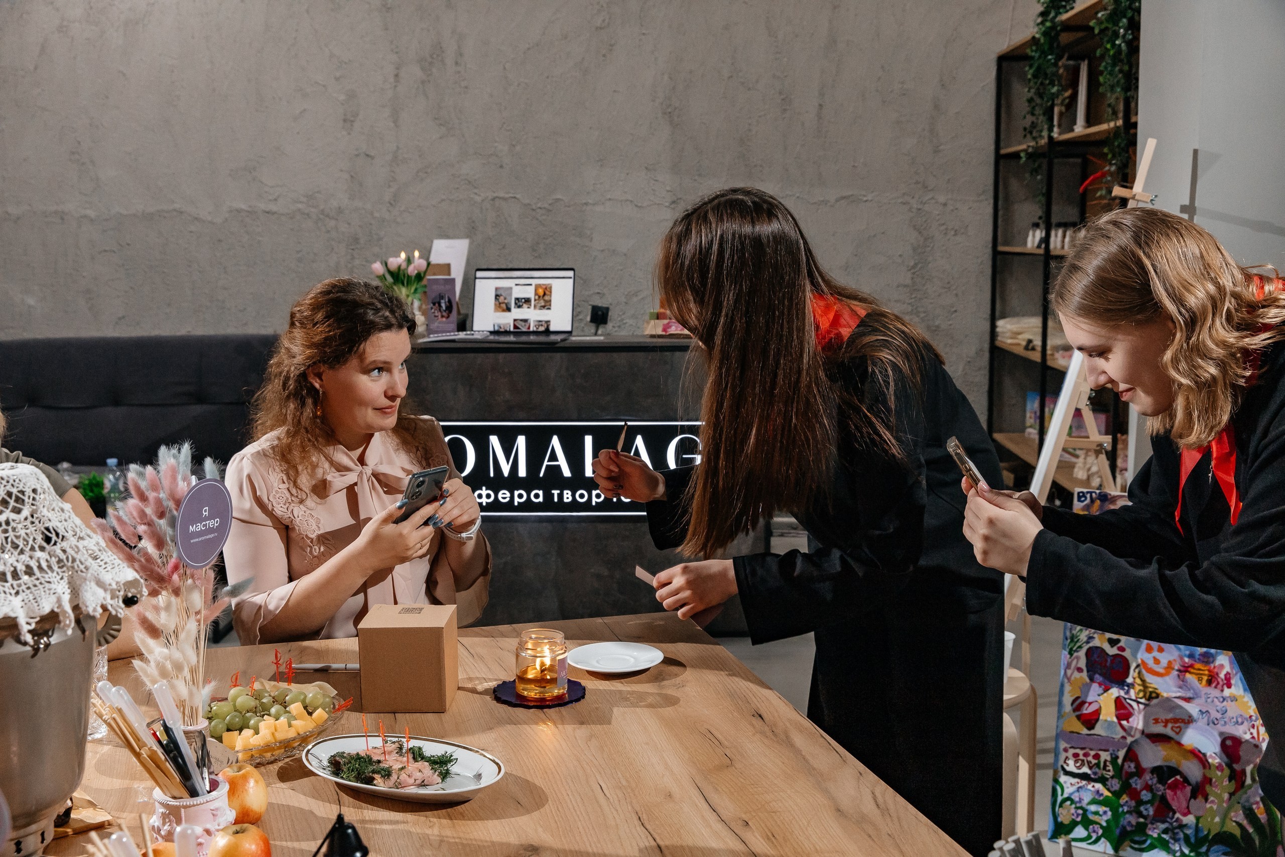 «Мир. Труд. Май» в AROMALAGE — весенний праздник творчества и аромата