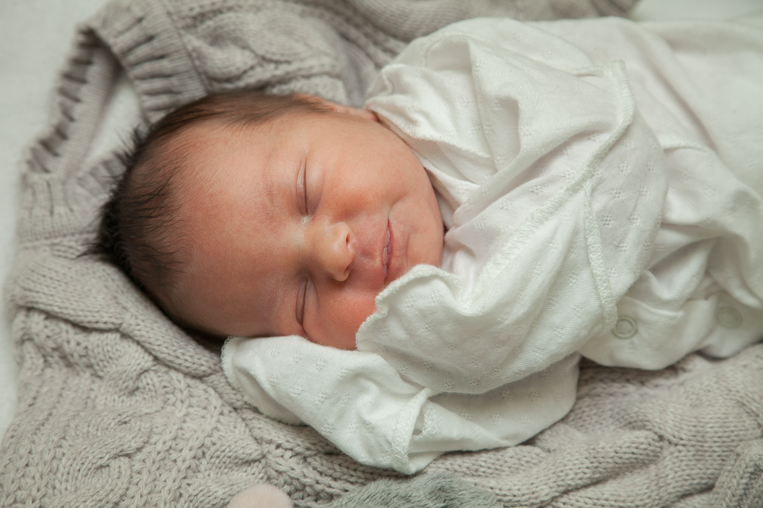 Фотосъемка выписки из роддома в Москве, заказать фотографа на выписку ньюборн съемка в роддоме newborn фотограф в Юдино