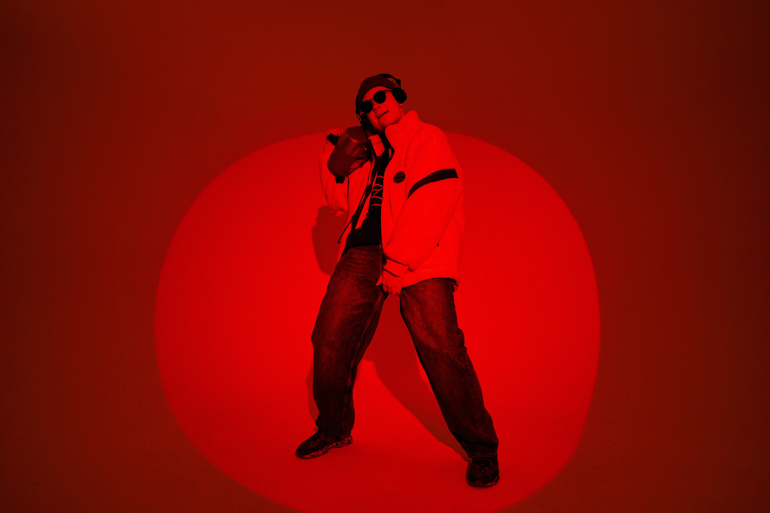 Креативная студийная фотосессия диджея NNK: яркий стиль и эмоции. Дмитрий Мазуркевич: Профессиональный Репортажный Фотограф