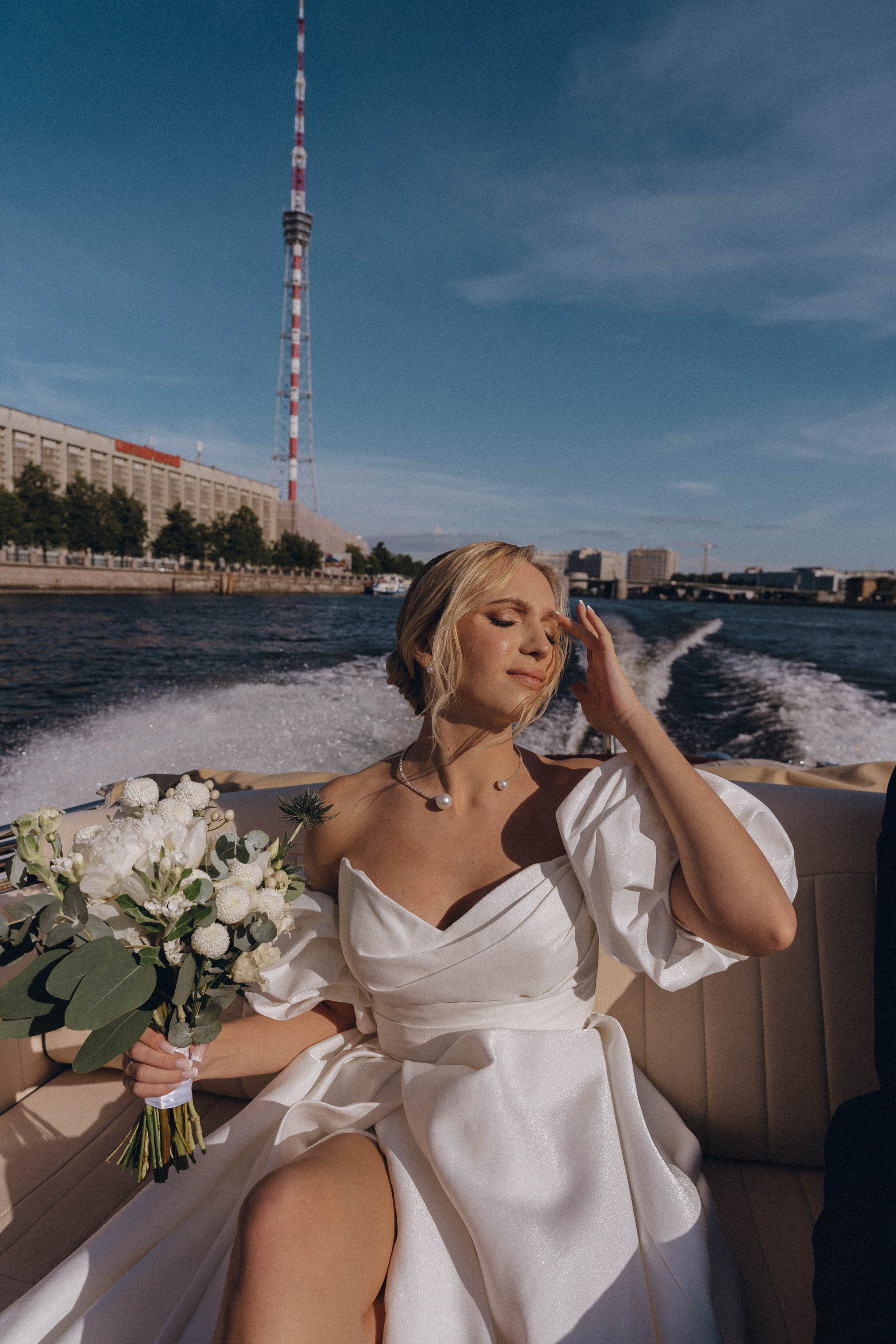 СВАДЕНБНАЯ СЬЕМКА НА КАТЕРЕ ПО КАНАЛАМ САНКТ-ПЕТЕРБУРГА И В АКВАТОРИИ НЕВЫ. Профессиональный фотограф, Санкт-Петербург — Виктория Богомолова
