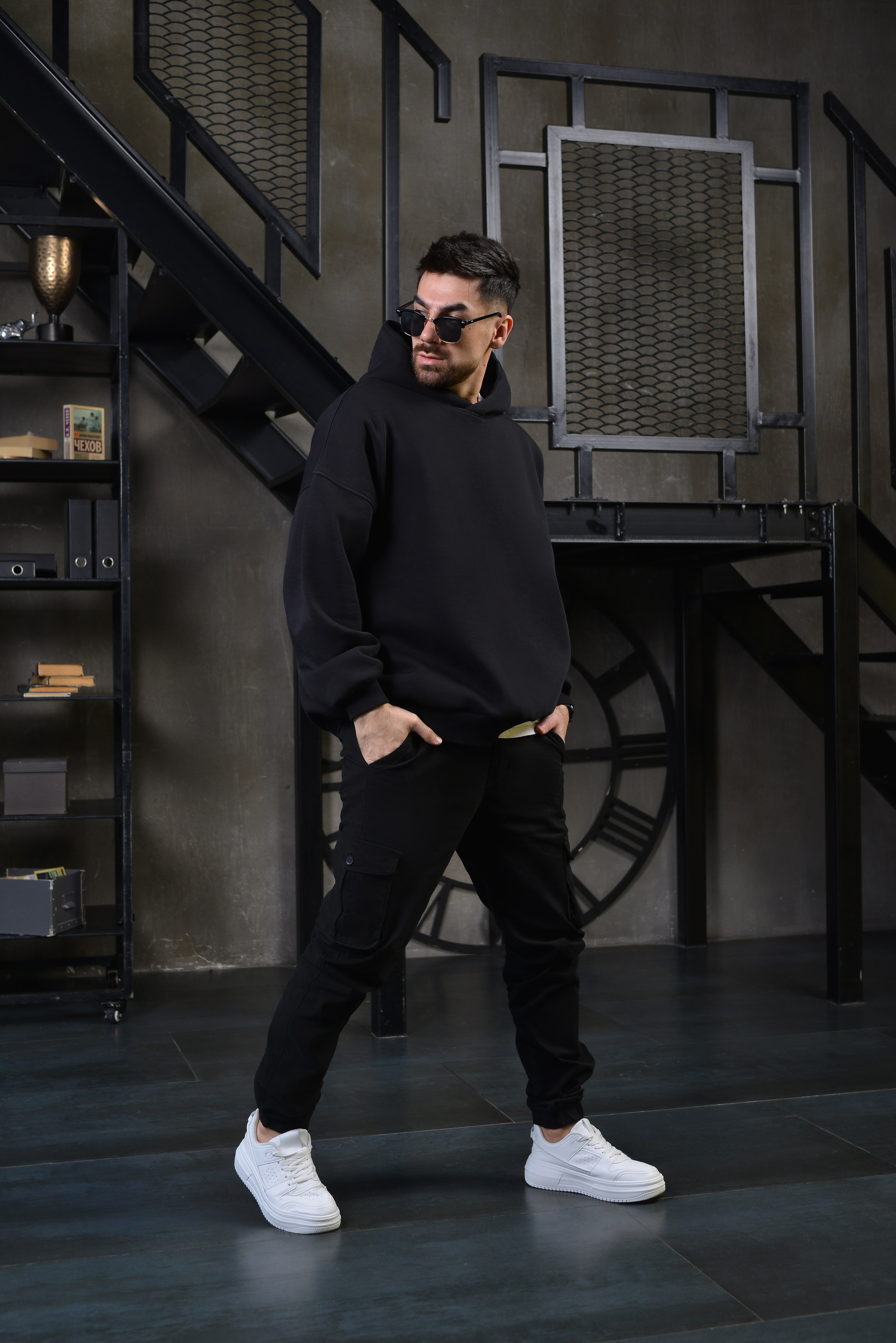 Эстетичная фэшн-съемка, подчеркивающая детали одежды и аксессуаров.