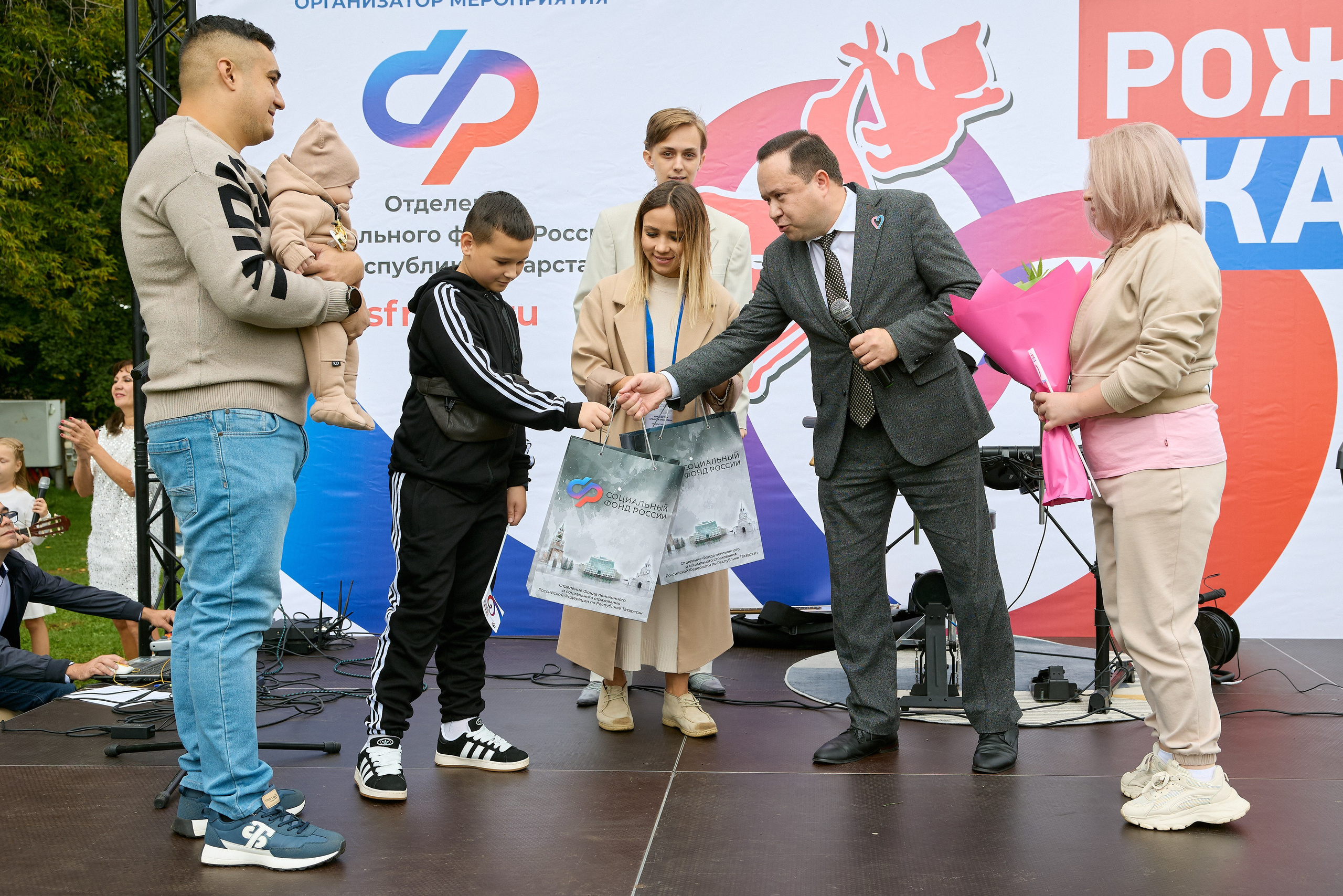 Рожай, Казань!. Мое имя Раиль. Я репортажный фотограф в Казани, так же мой любимый жанр — свадебный фотограф