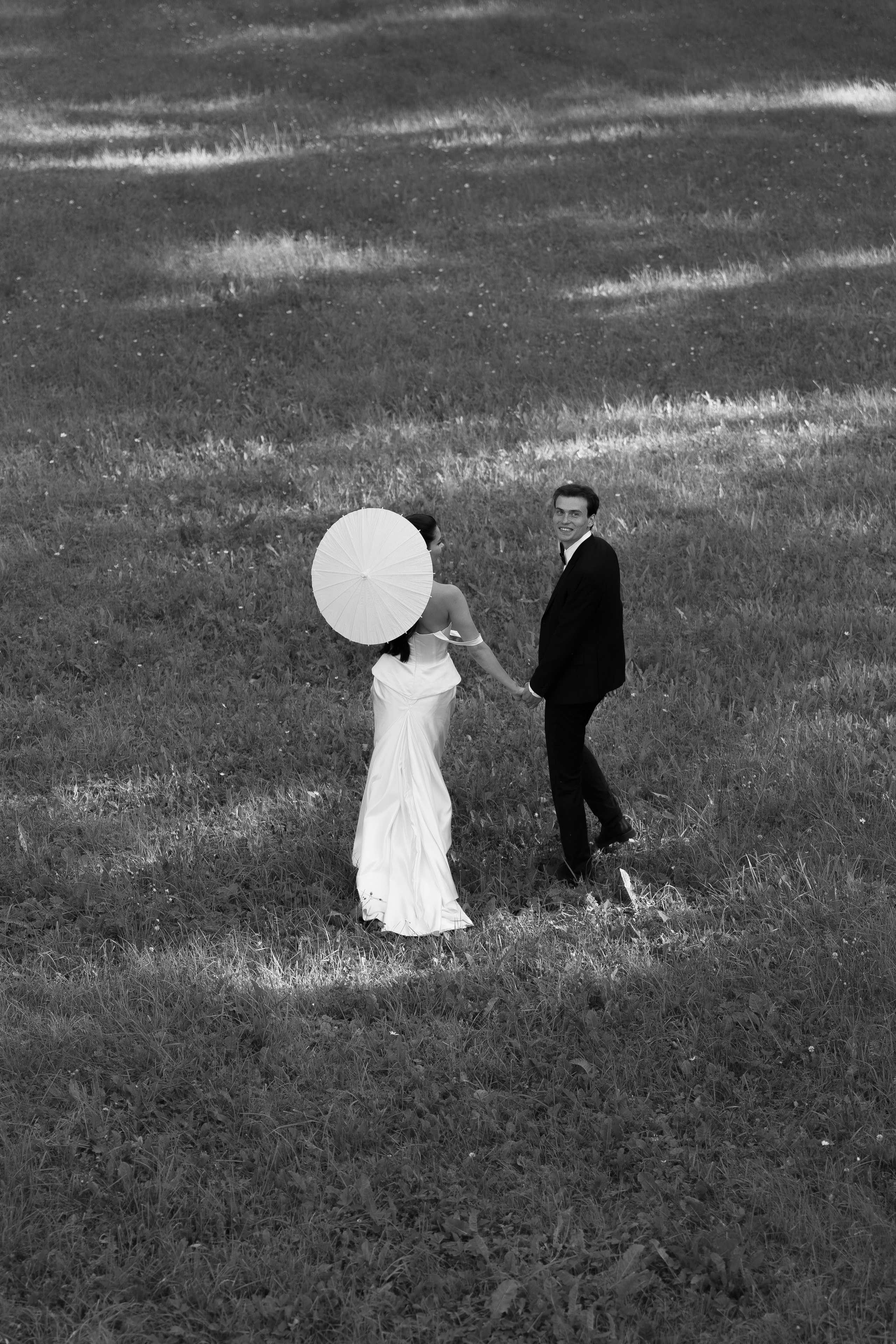 Чёрно-белая съёмка, жених и невеста на поле с зонтом, парк Ораниенбаум