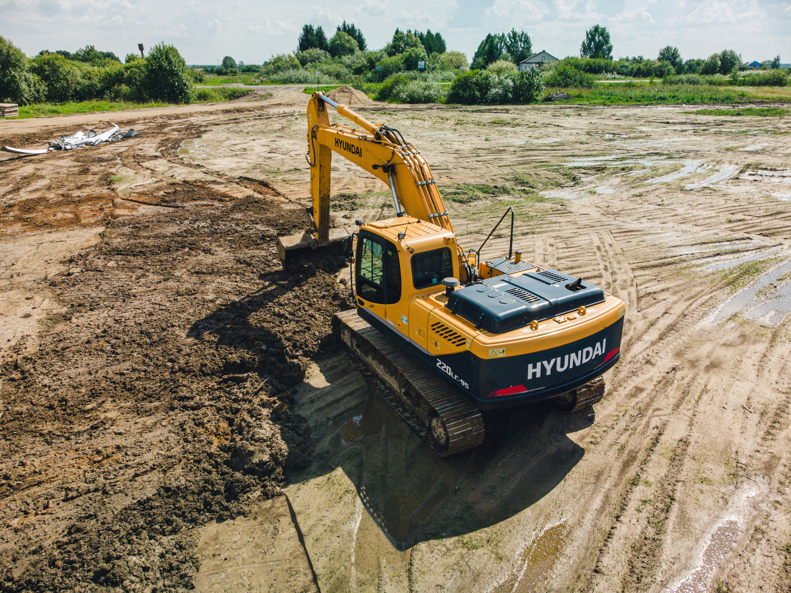 Экскаватор работает