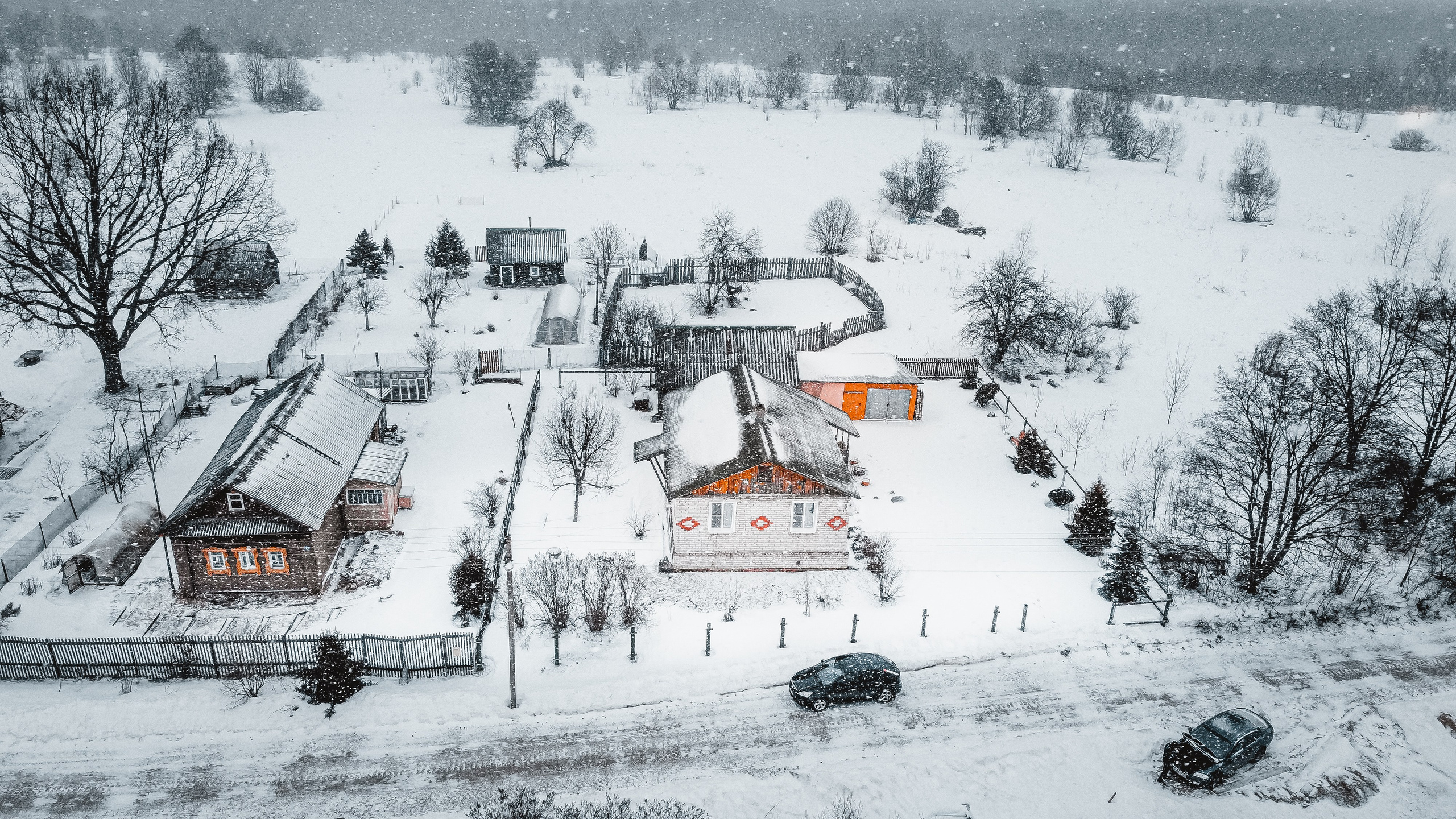 Зимний деревенский дом