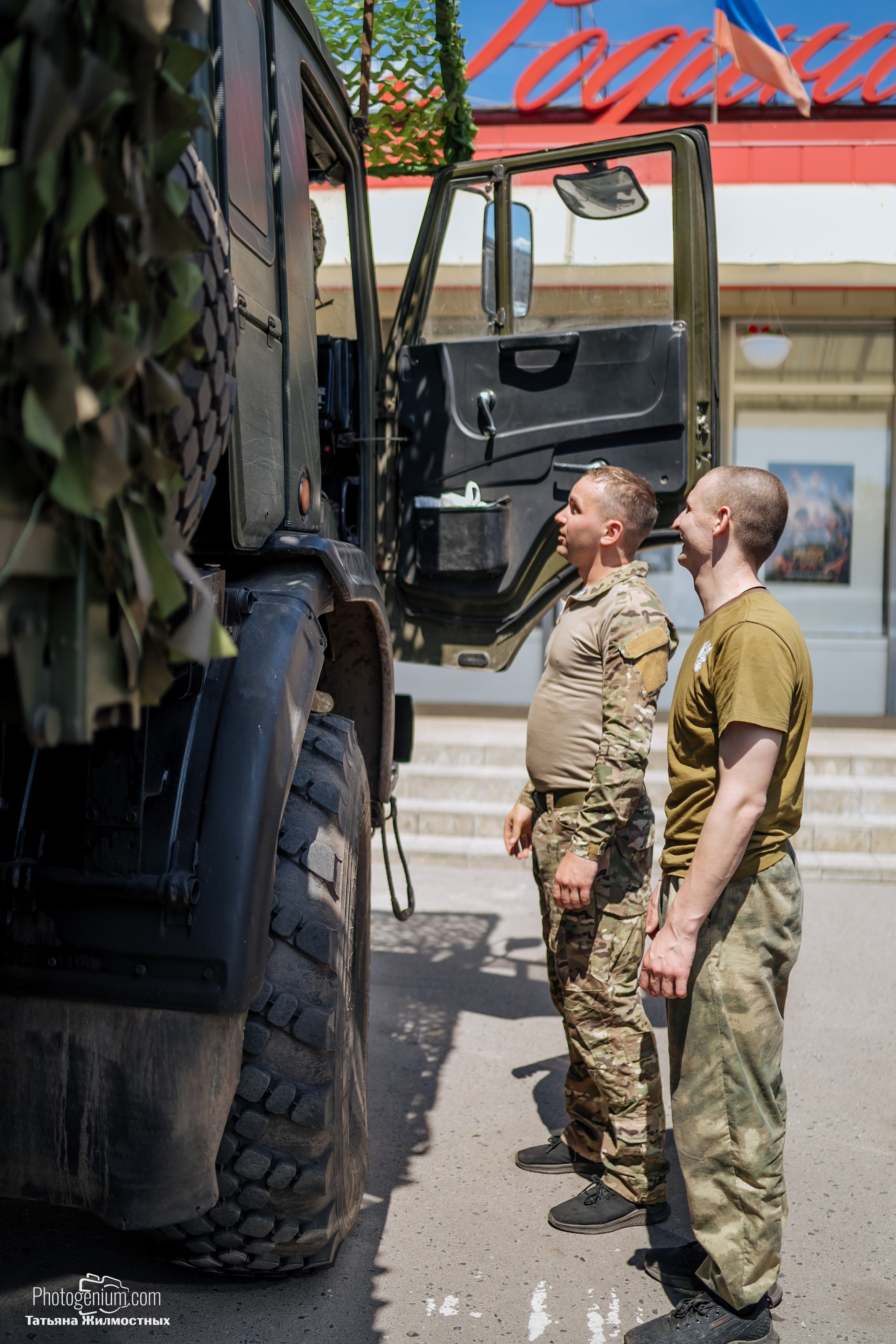 8 июня «Патриоты из Курска» сбор гуманитарной помощи у кинотеатра «Родина». Фотограф Нижний Новгород Татьяна Кейод