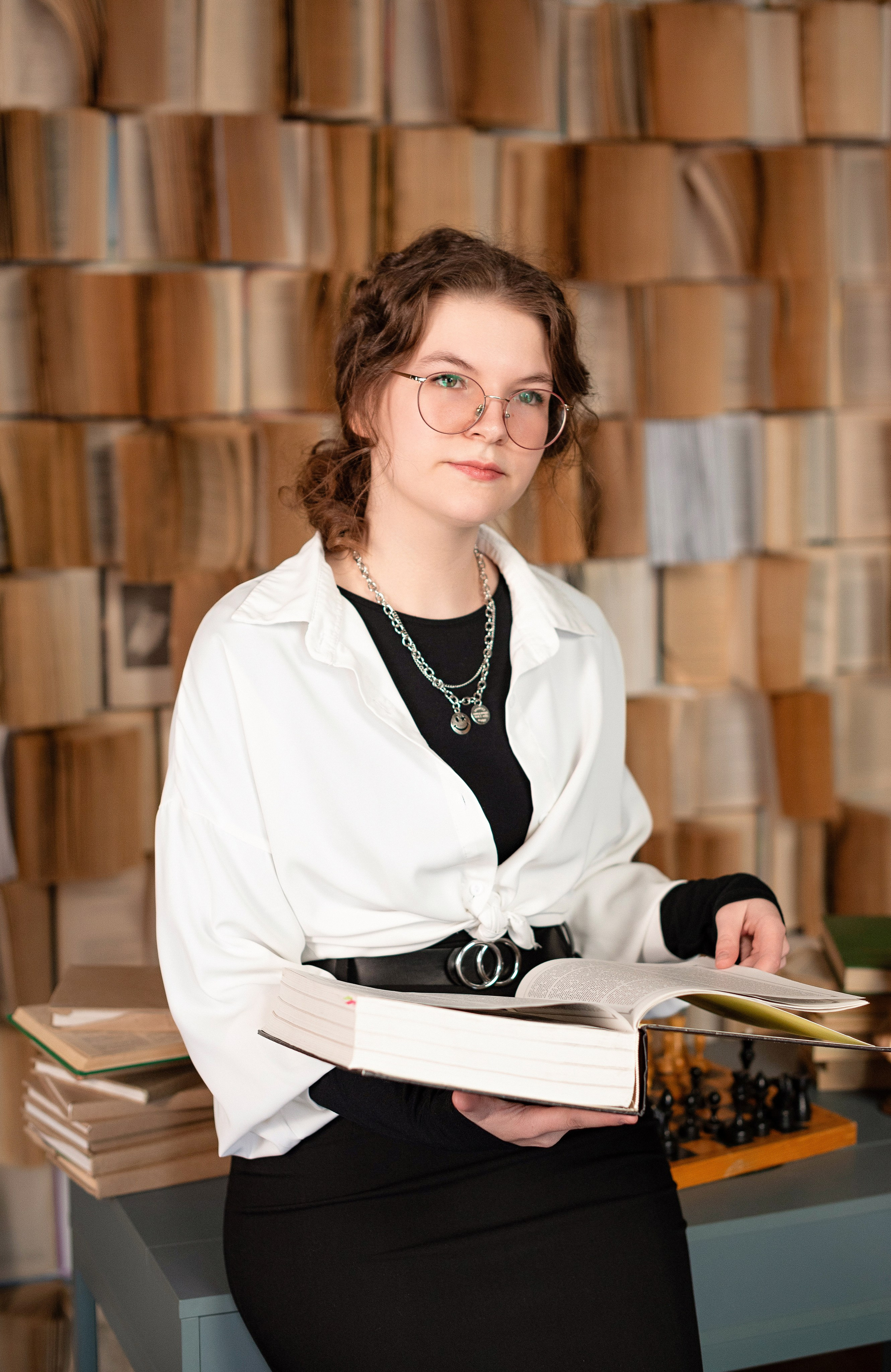 Фотосессия одиннадцатого класса для выпускных альбомов в фотостудии в Сургуте