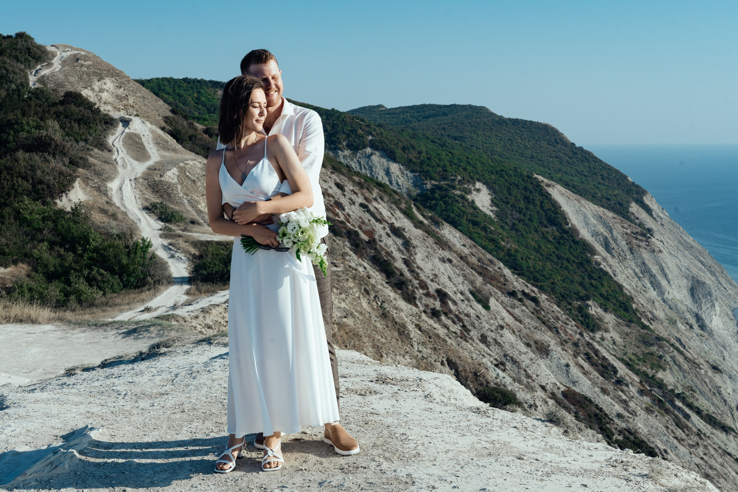 Пара на фоне обрыва, пейзаж с морем, Анапа, свадьба