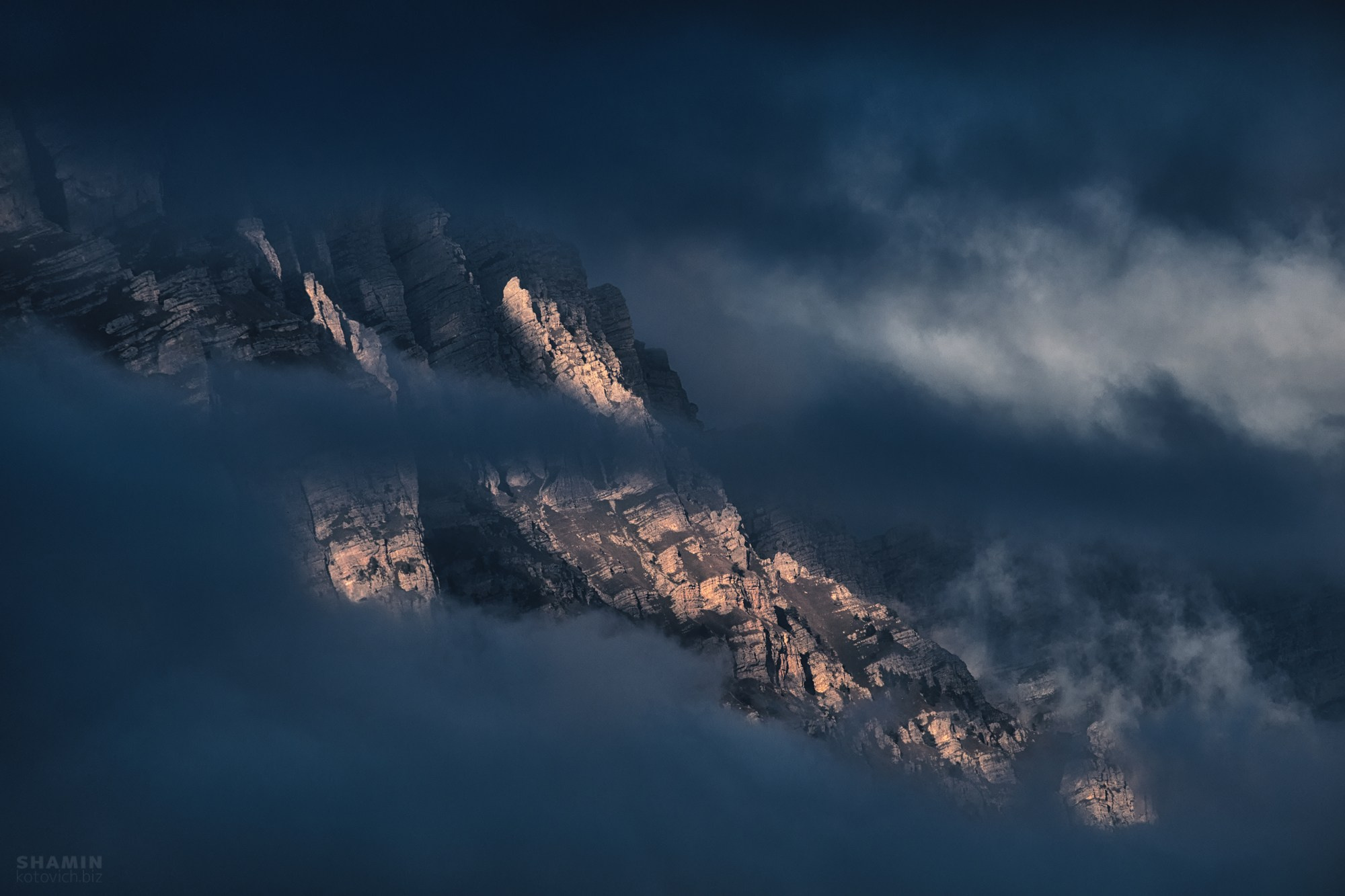 Пейзажи Ингушетии: горные хребты, башенные комплексы, долины и облака, снятые фотографом Константином Шаминым. Атмосферные кадры, передающие дух Кавказа, древнюю архитектуру и красоту природы Ингушетии. Фотограф Константин Шамин