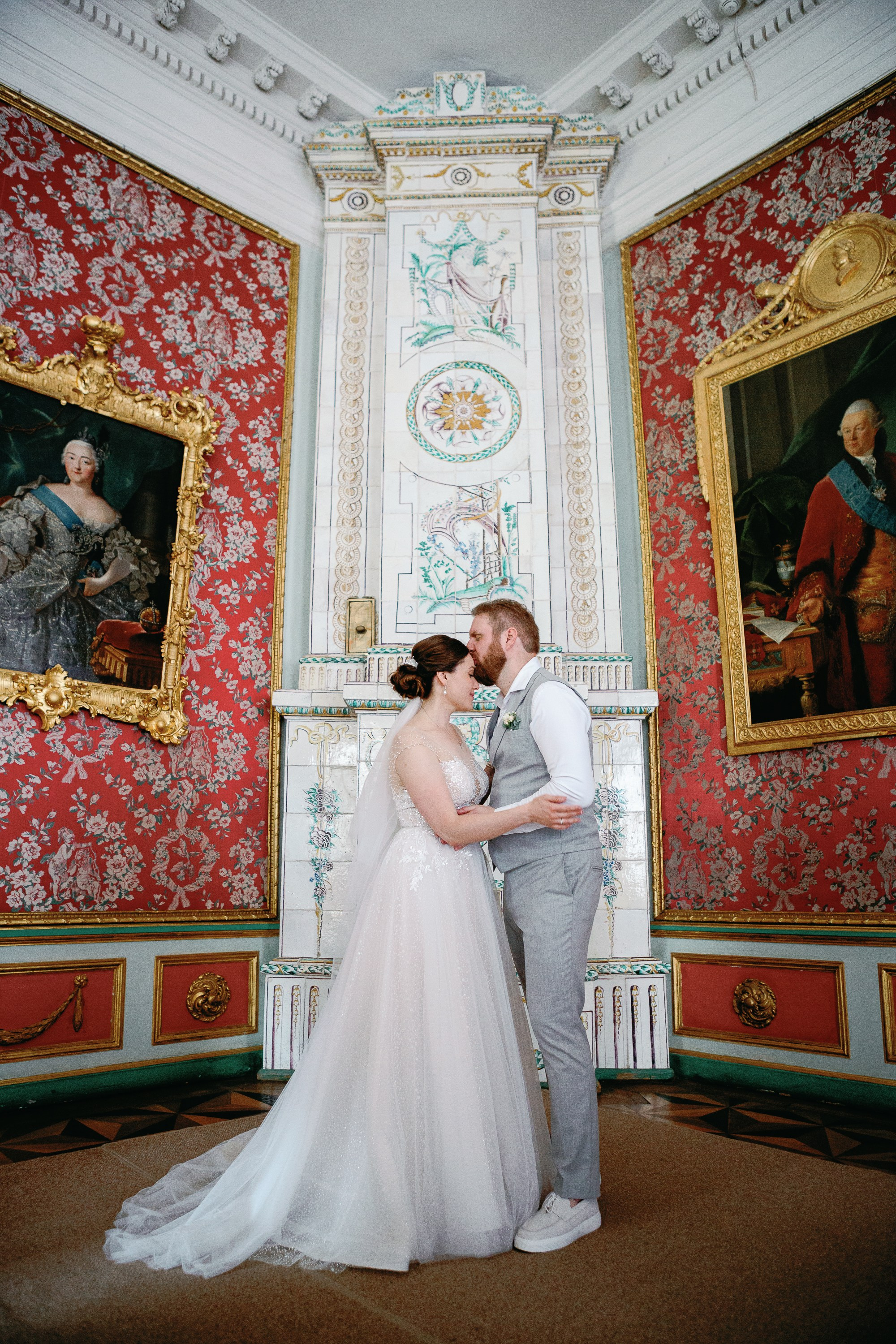 Музей заповедник Кусково. Жених и невеста стоят внутри дворца.