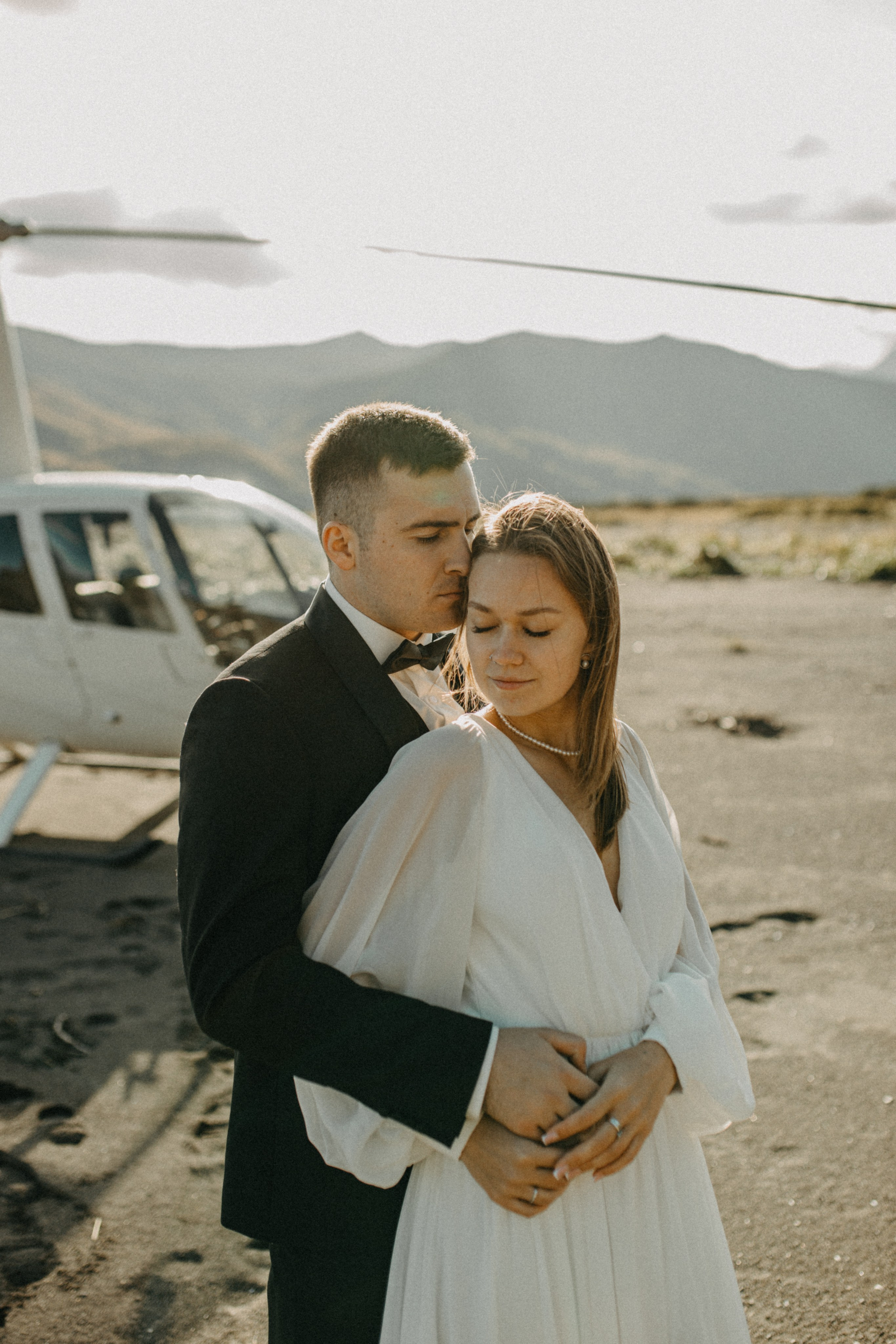 Вертолетный полет Бухта Жировая. Свадебное фото и видео на Камчатке. Туристические маршруты