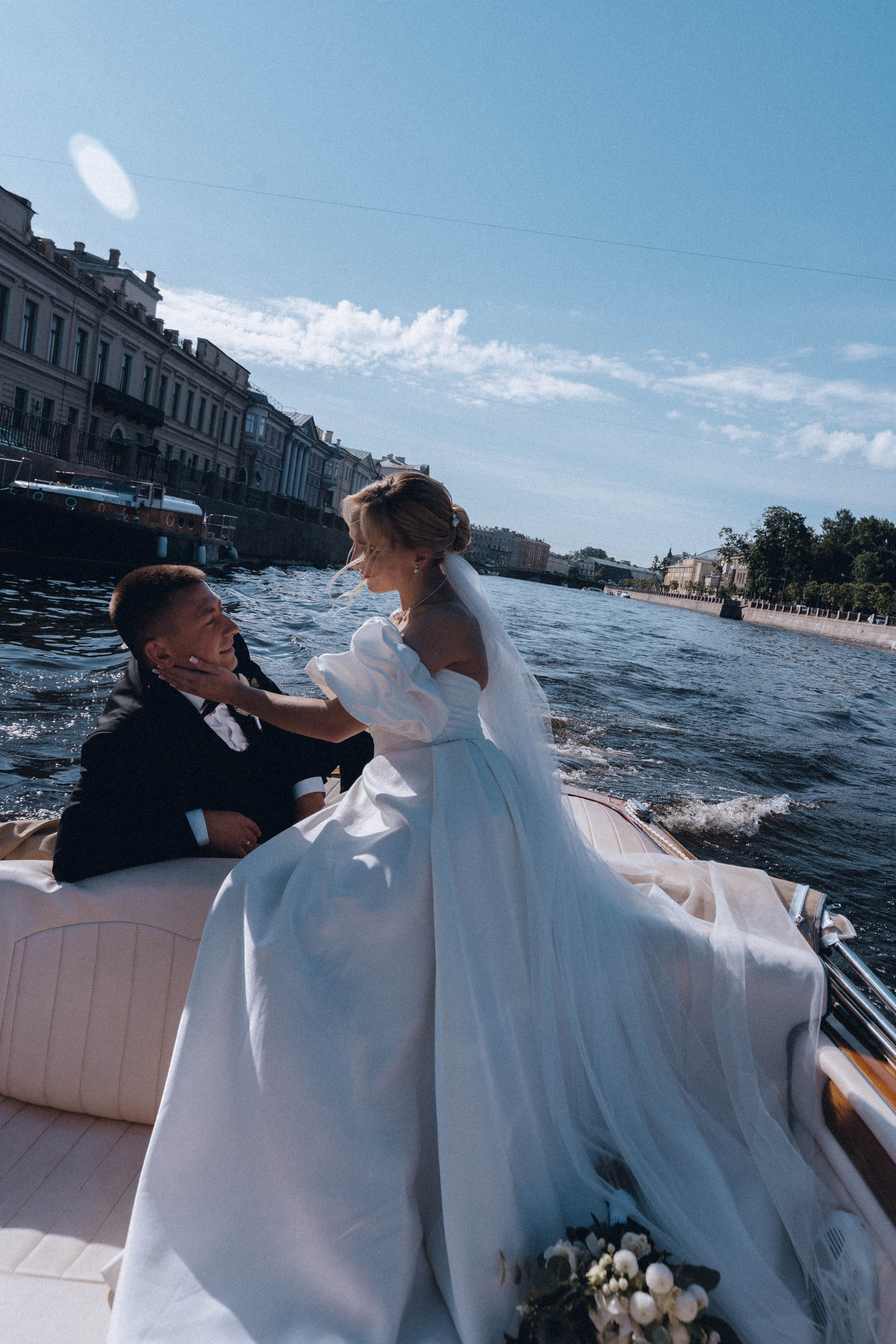 СВАДЕНБНАЯ СЬЕМКА НА КАТЕРЕ ПО КАНАЛАМ САНКТ-ПЕТЕРБУРГА И В АКВАТОРИИ НЕВЫ. Профессиональный фотограф, Санкт-Петербург — Виктория Богомолова