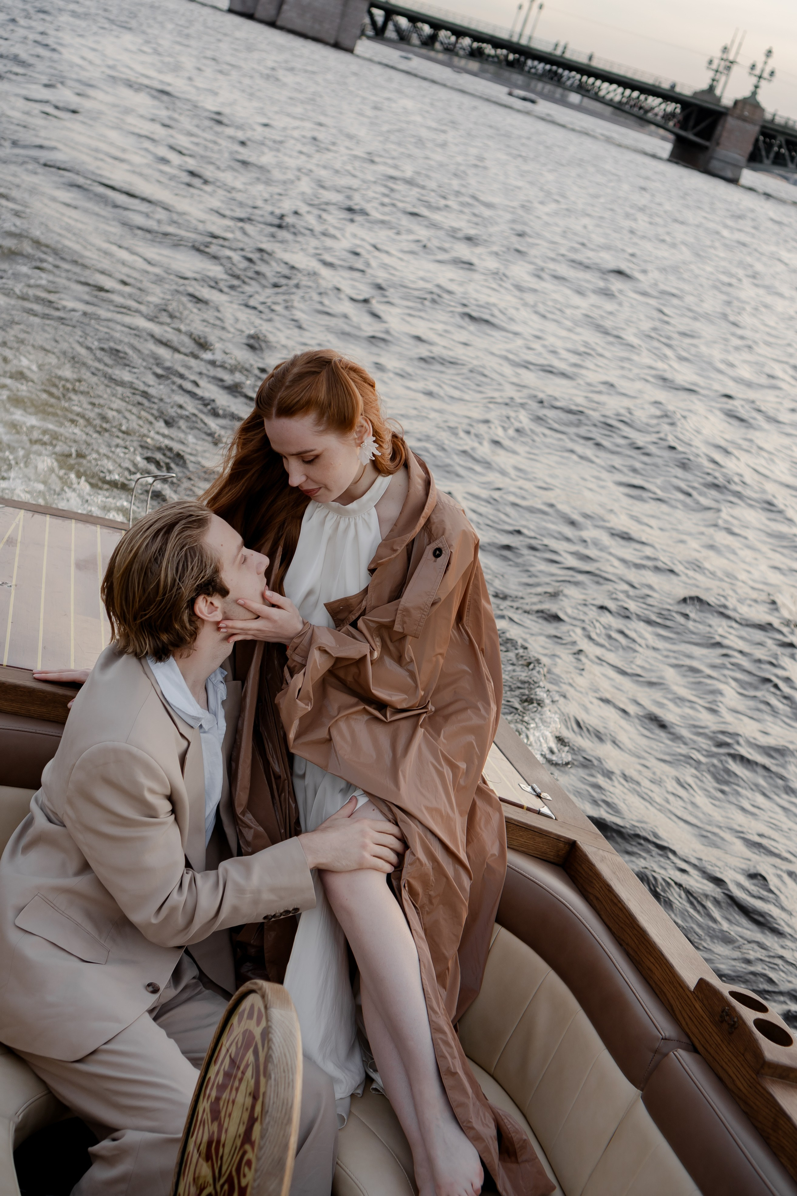 СВАДЕНБНАЯ СЬЕМКА НА КАТЕРЕ ПО КАНАЛАМ САНКТ-ПЕТЕРБУРГА И В АКВАТОРИИ НЕВЫ. Профессиональный фотограф, Санкт-Петербург — Виктория Богомолова