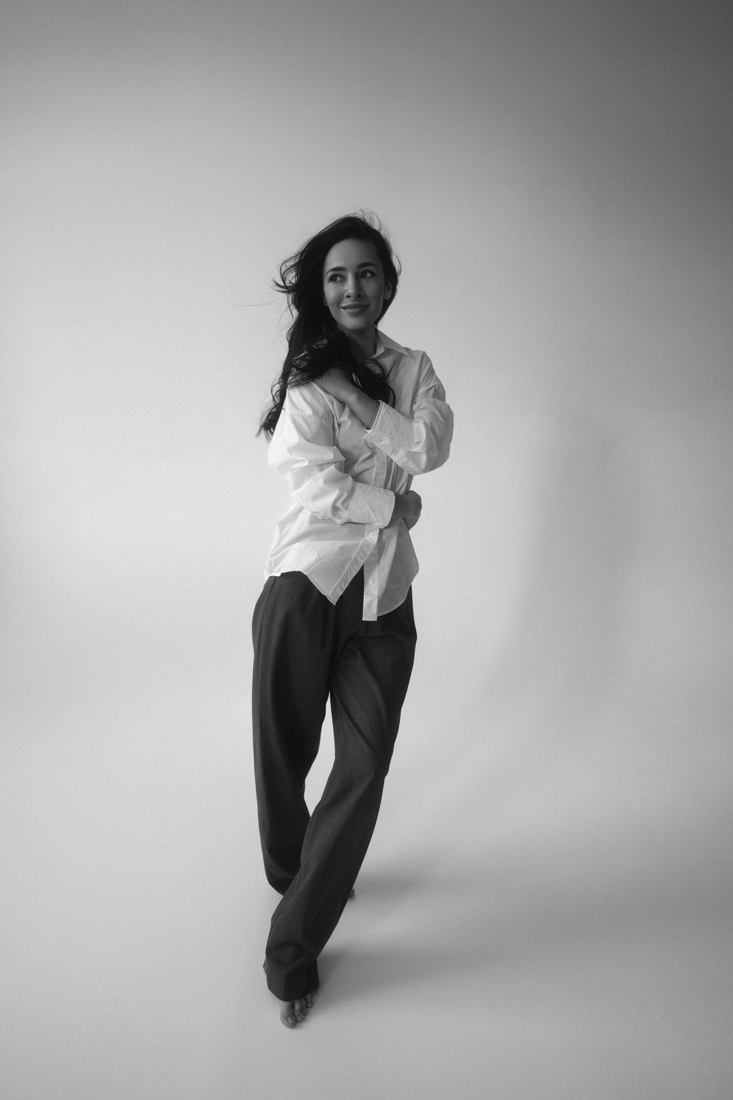 Женская портретная чб фотосессия в студии на циклораме в Казани