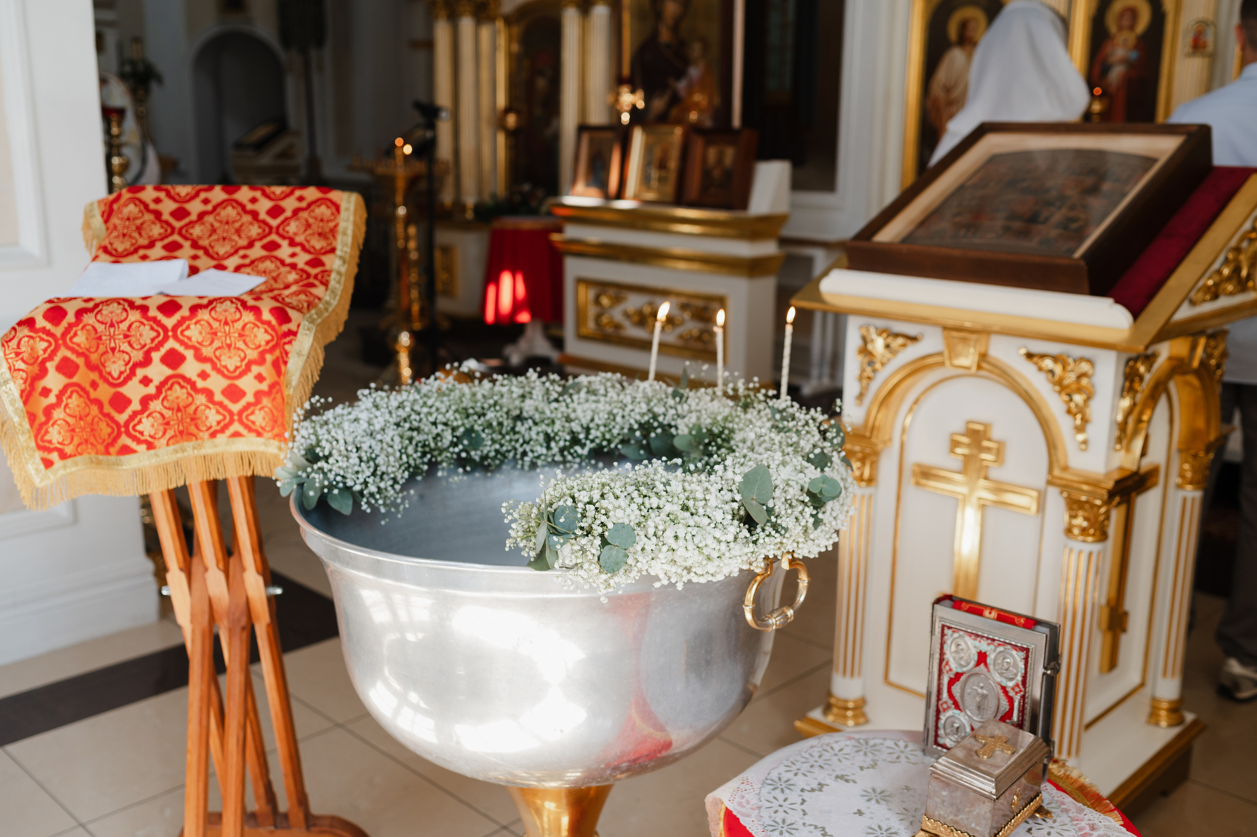 Цветочные купели декор проекта. Фотограф новорожденных и семей Юлия Коноплева в Москве