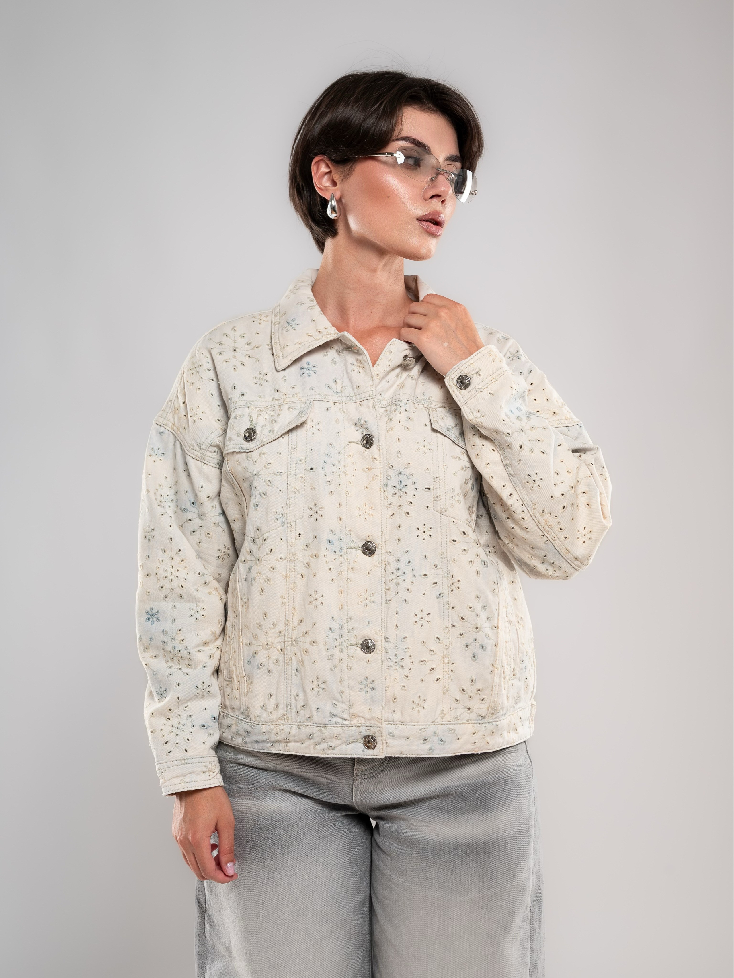 Джинсовые куртки на 2х моделях. Предметный фотограф, фото для маркетплейсов Пятигорск, КМВ