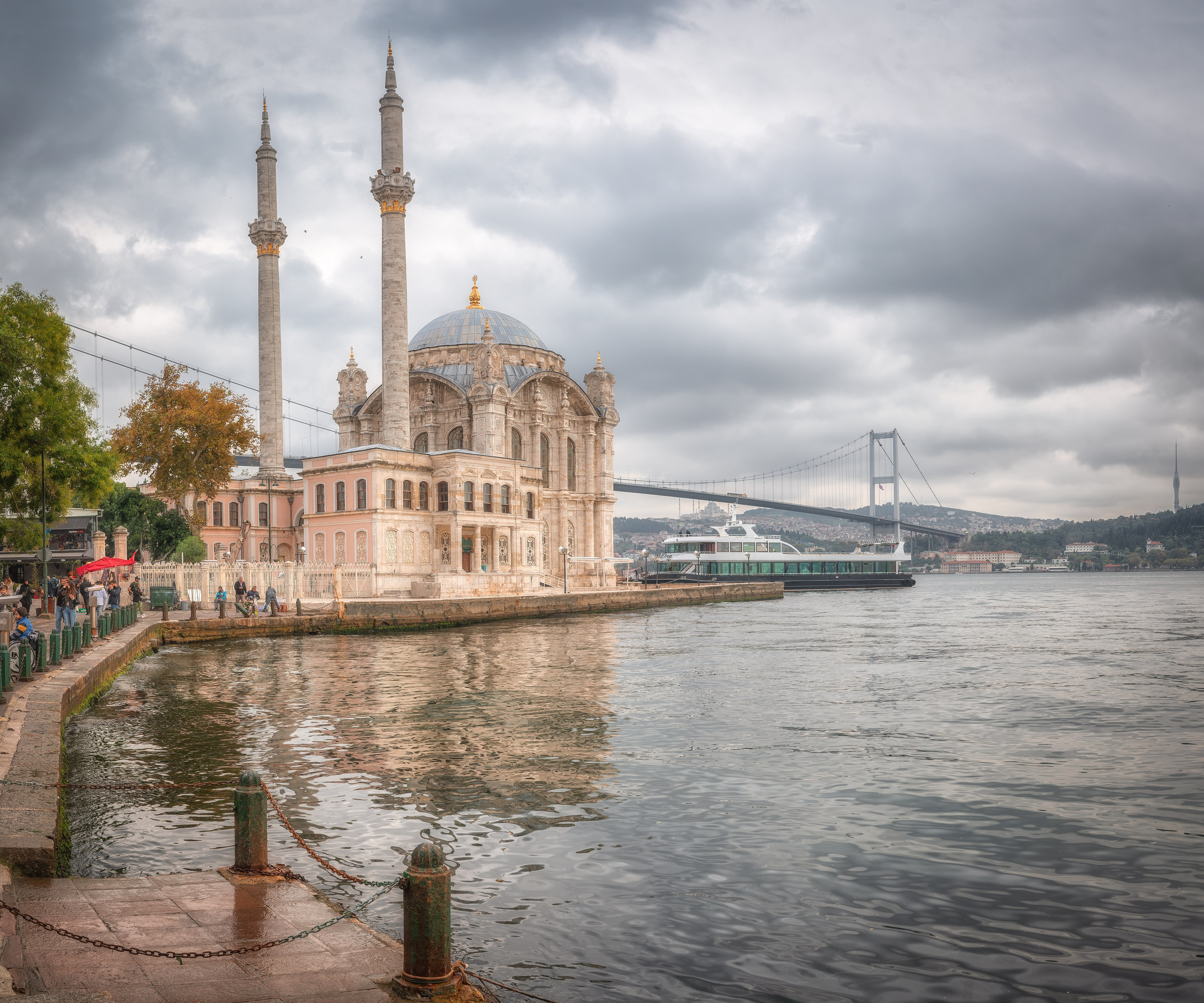 Мечеть Ортакёй на фоне облачного неба