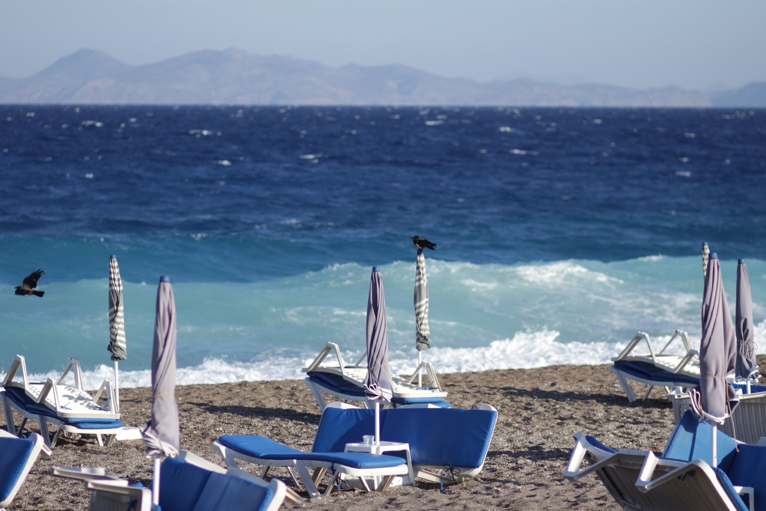 Греция остров Родос лежаки на пляже ранним утром