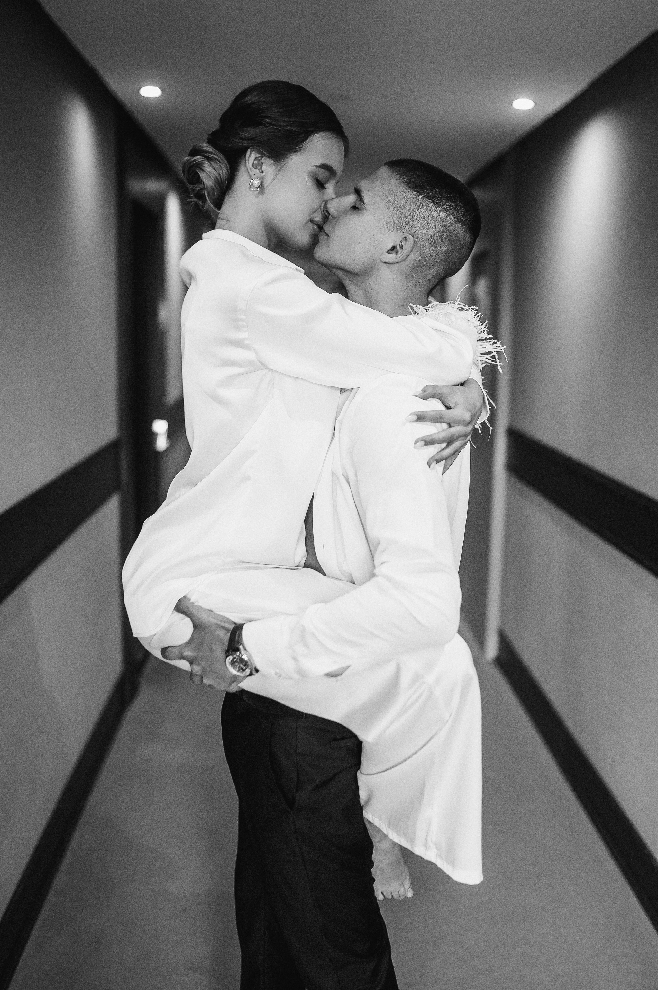 Свадебное утро и прогулка красивой яркой пары. Свадебный и семейный фотограф в Симферополе Дарья Маркова