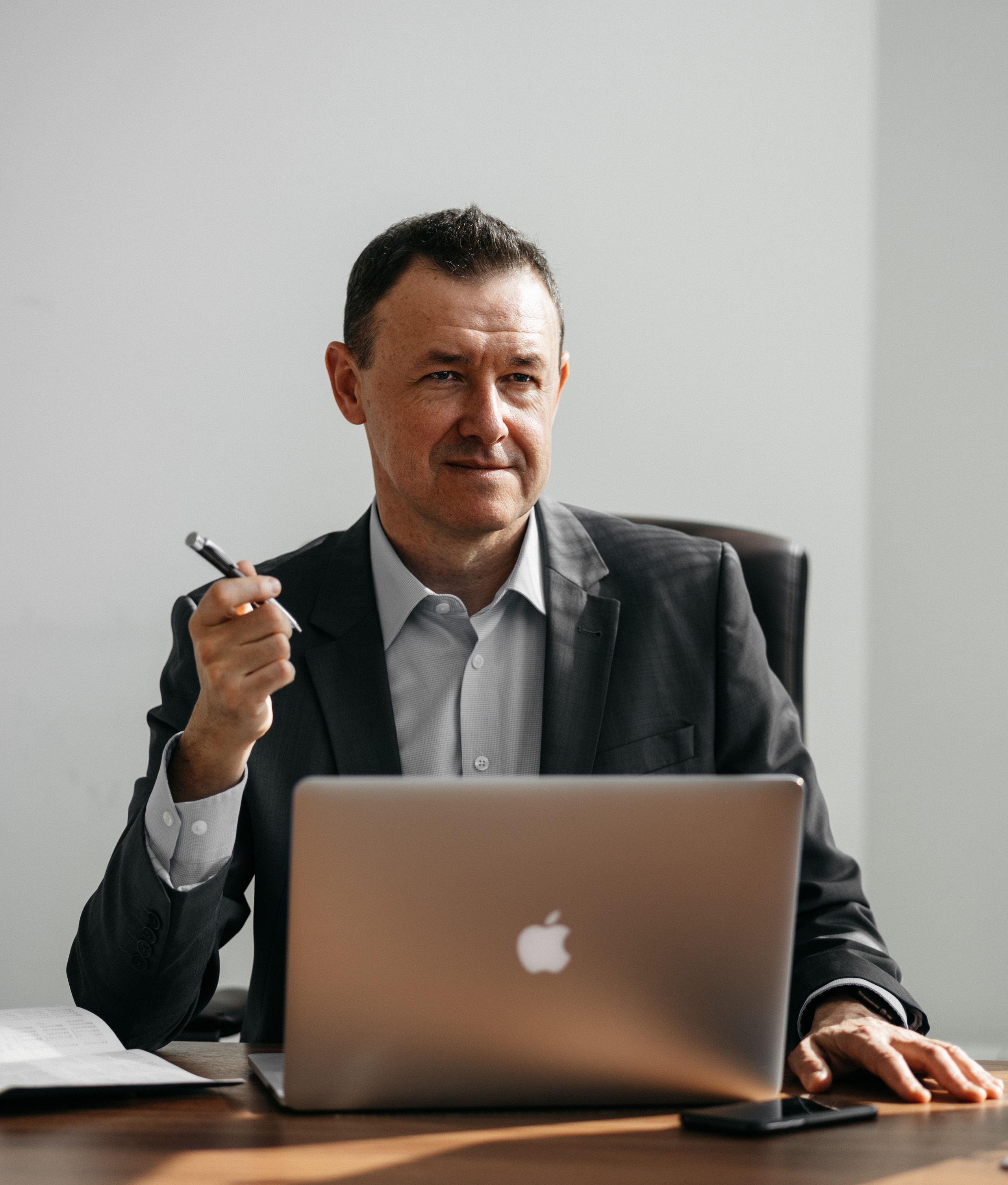 Деловой портрет для руководителя бизнеса. Фотограф Олег Сотник
