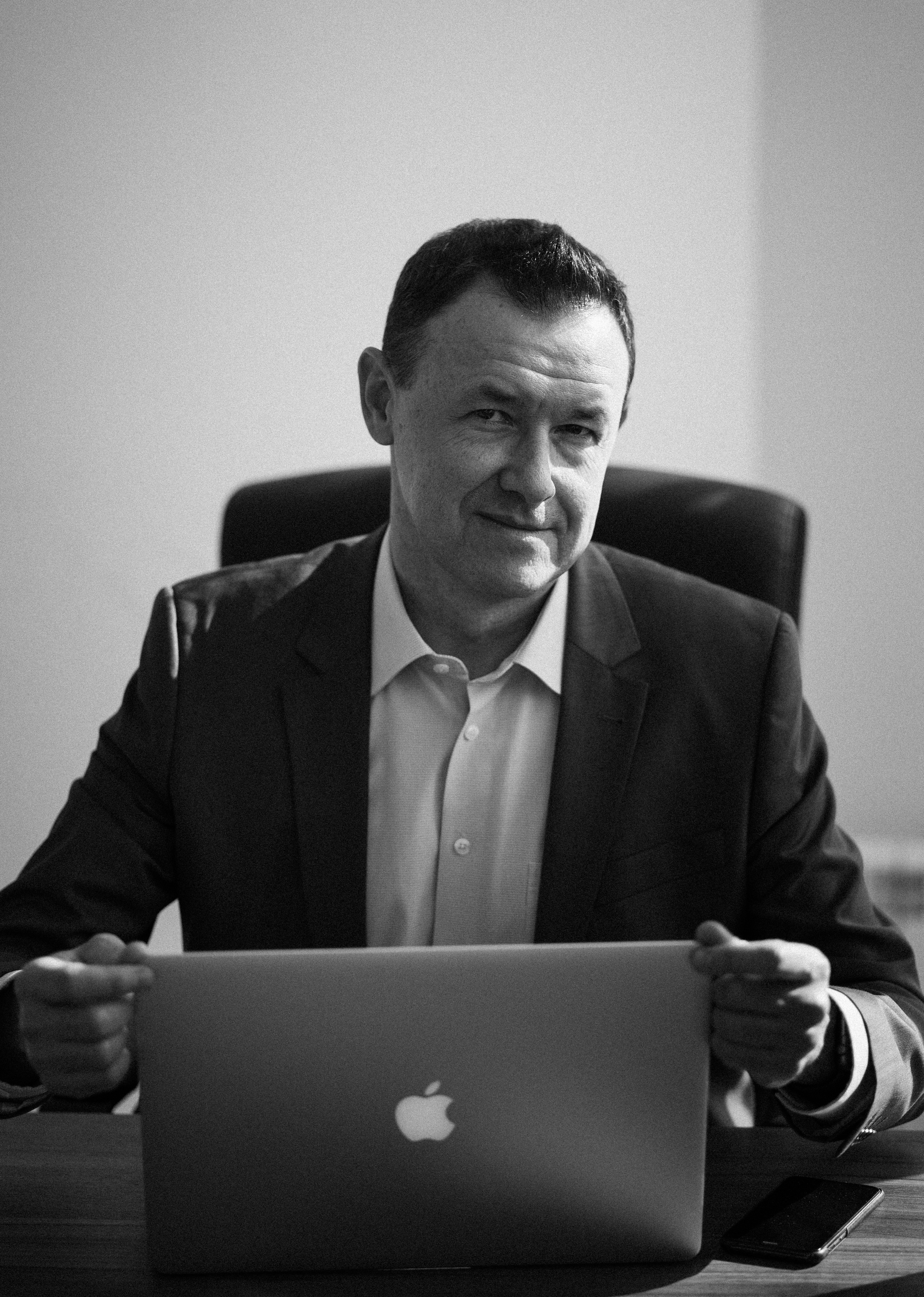 Деловой портрет для руководителя бизнеса. Фотограф Олег Сотник