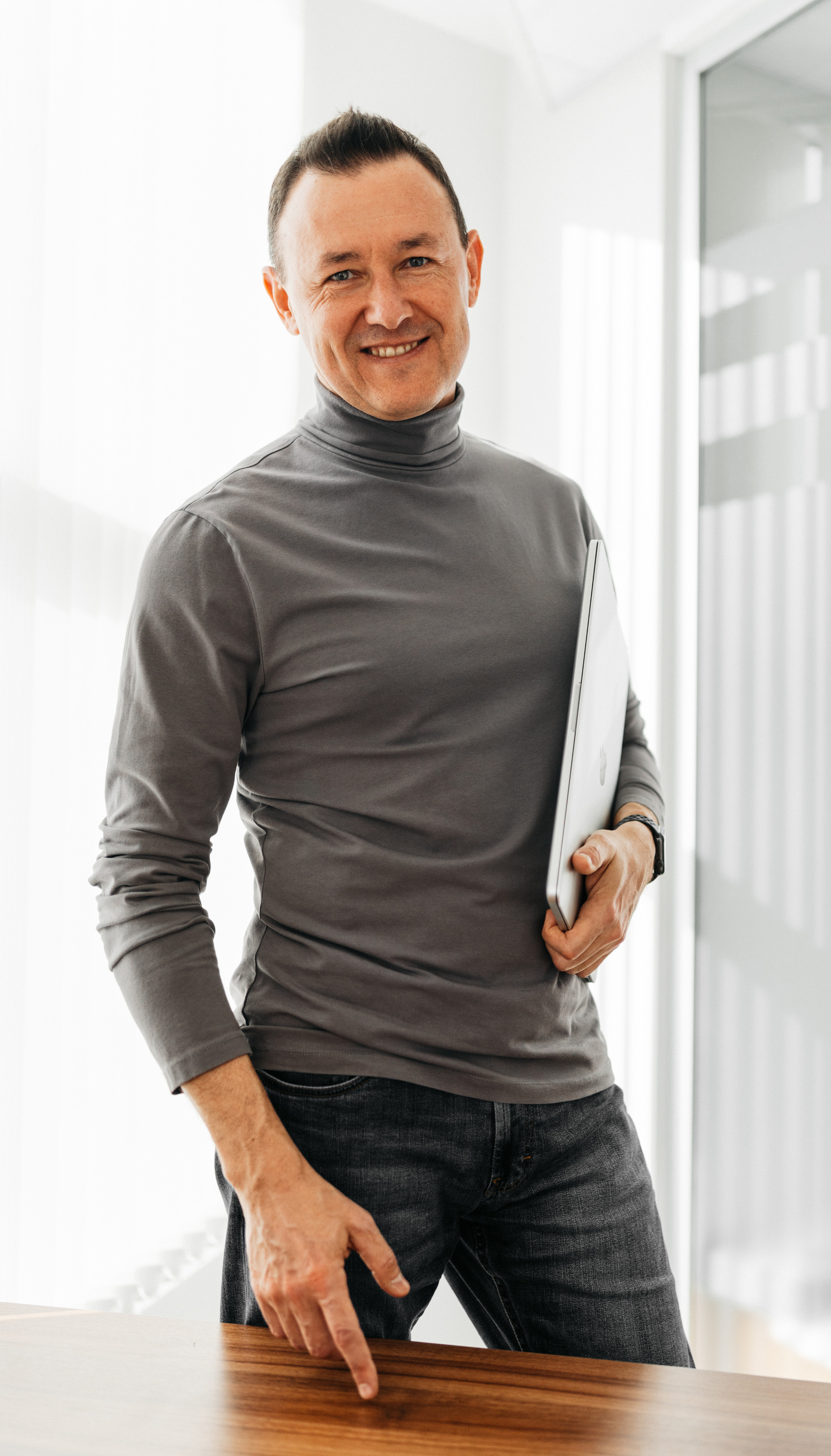 Деловой портрет для руководителя бизнеса. Фотограф Олег Сотник