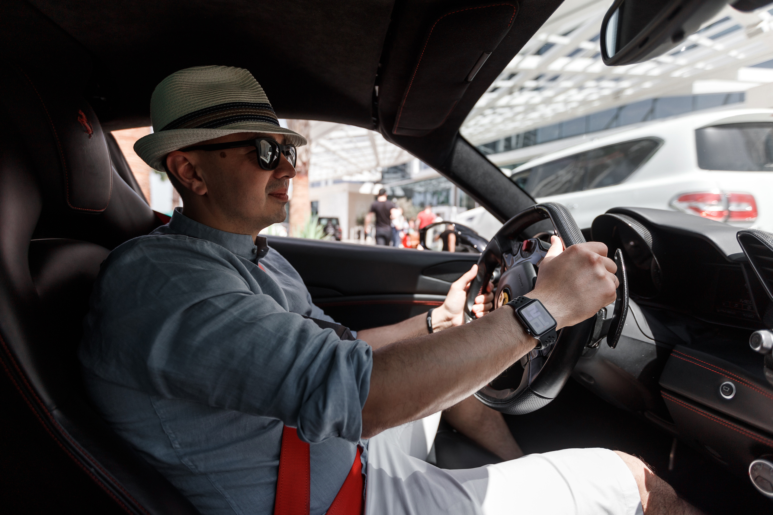 Дубай. Гонки на Ferrari. Фотограф Олег Сотник