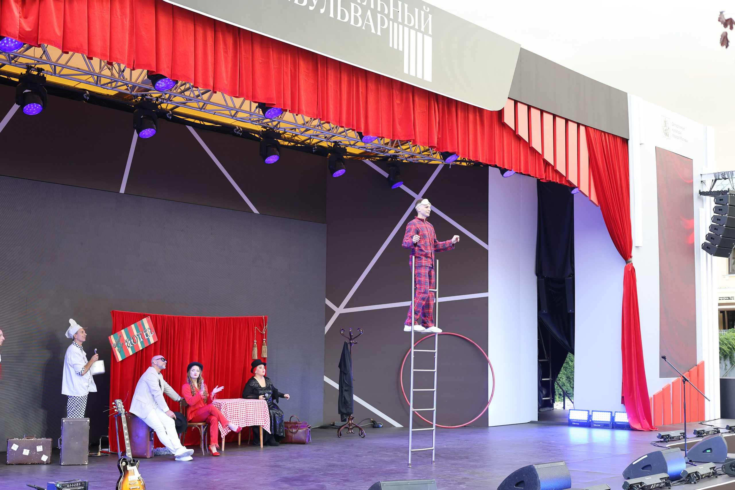 Театральный Бульвар 2025|«Отель» CrazyHotelCompany. Фотосессии в Москве и МО