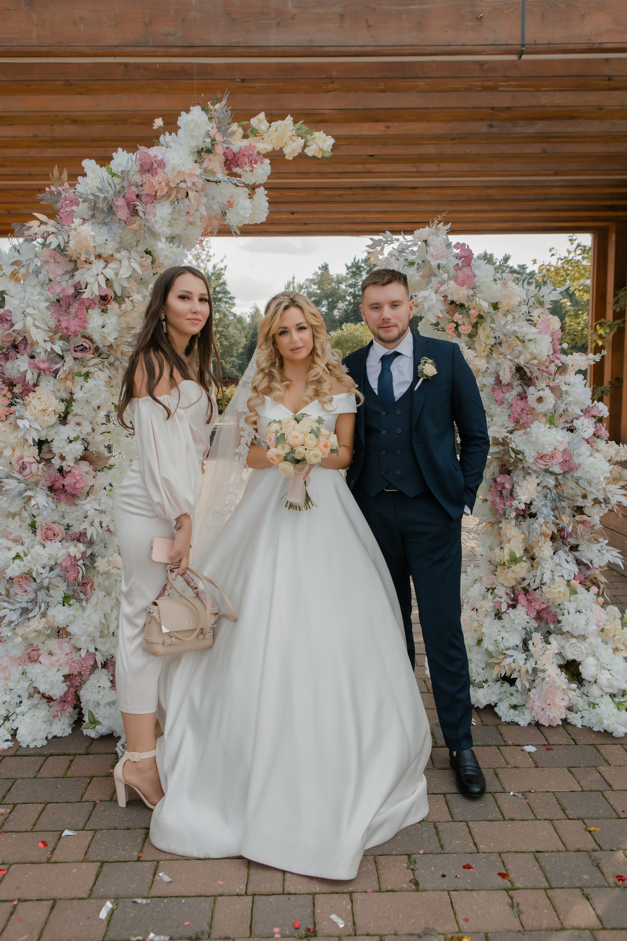 Юрий и Кристина. Видеосъемка и фотосъемка свадеб. Фотограф и оператор на свадьбу. Видеосъемка подкастов, собственная видео-фотостудии. Предметная фотосъемка