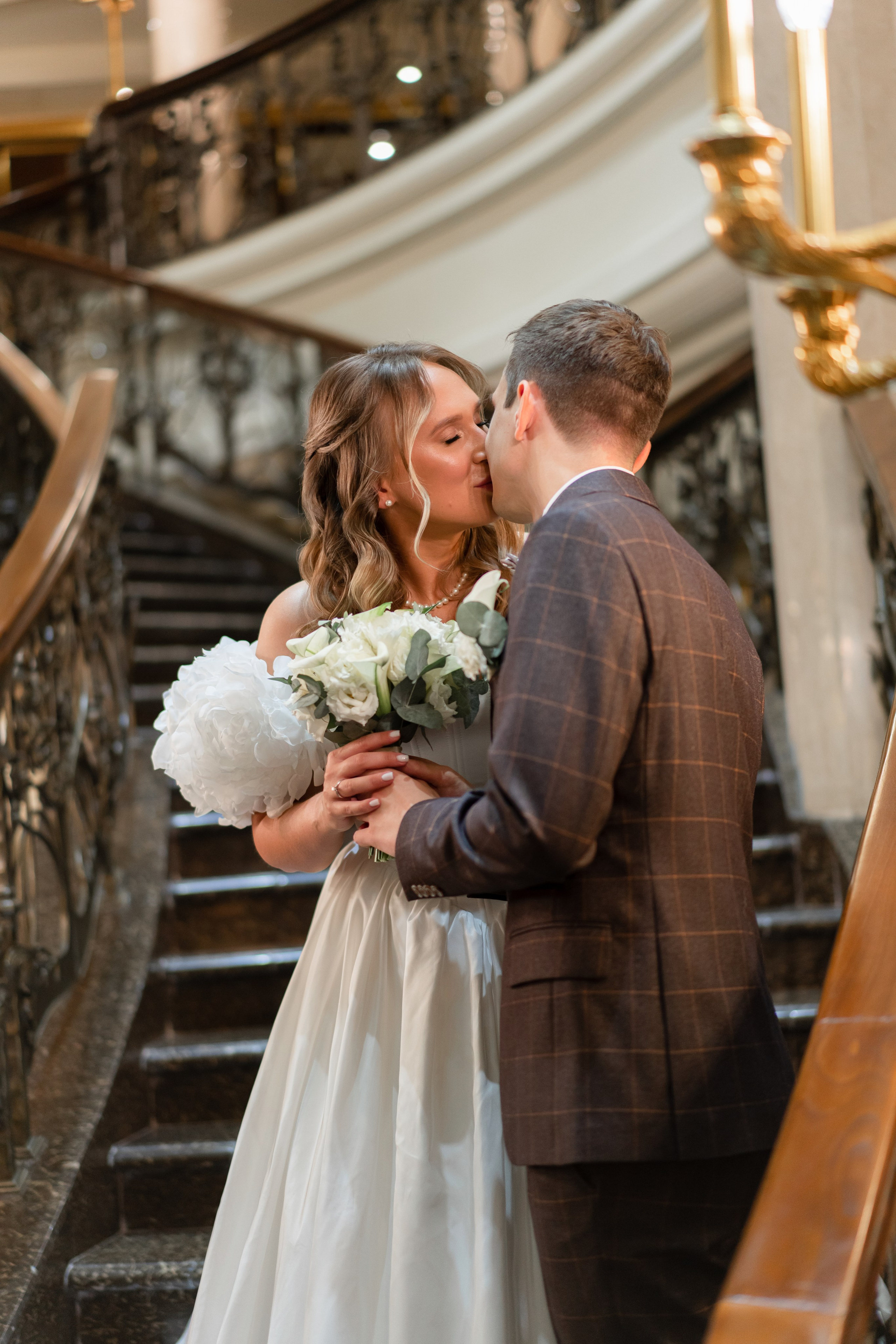 Свадебная фотосессия в отеле The St. Regis Moscow Nikolskaya. Свадебный фотограф Вера Климова