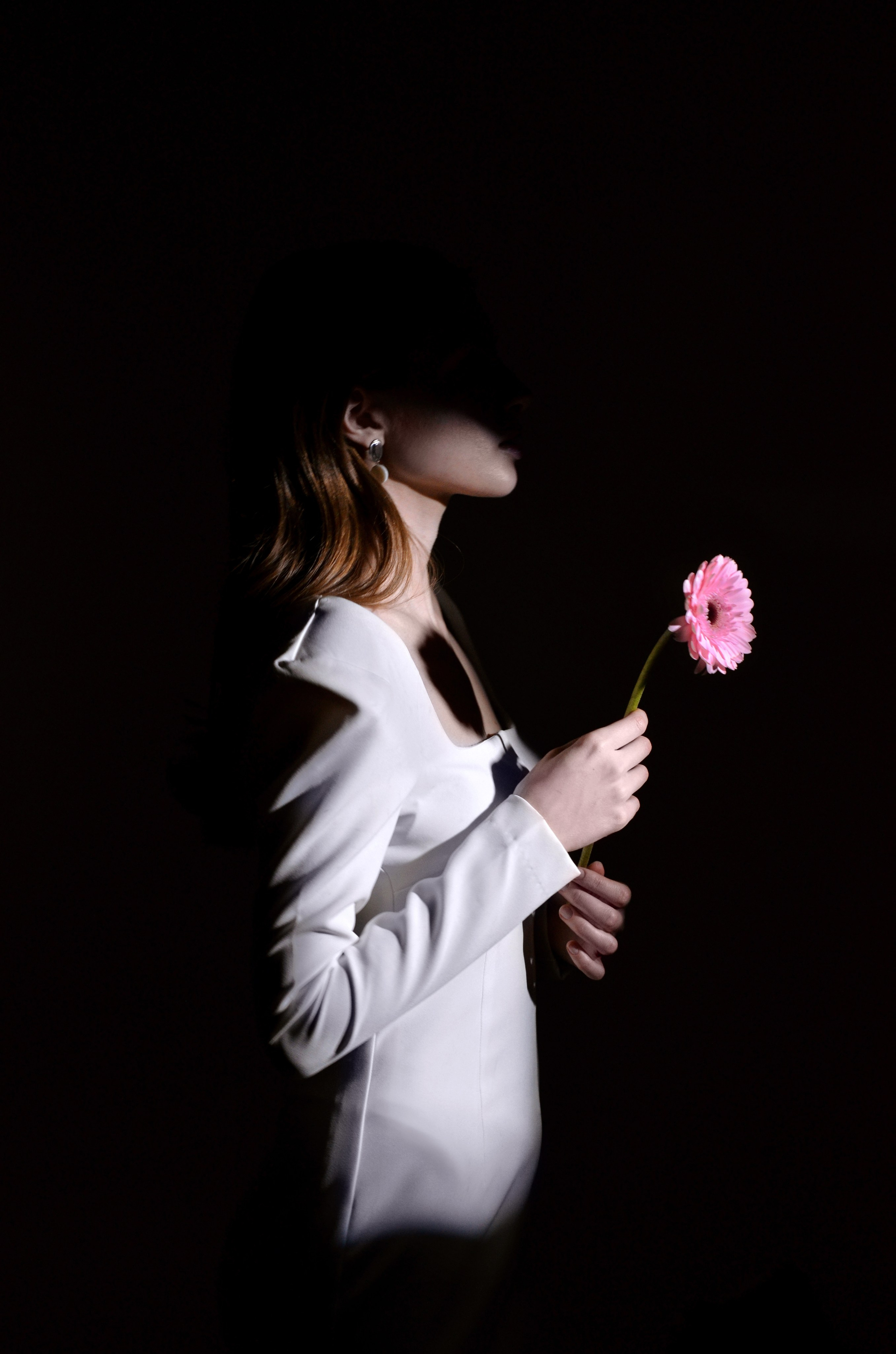 Девушка и цветок. Фотографы для фотосессий в Новосибирске