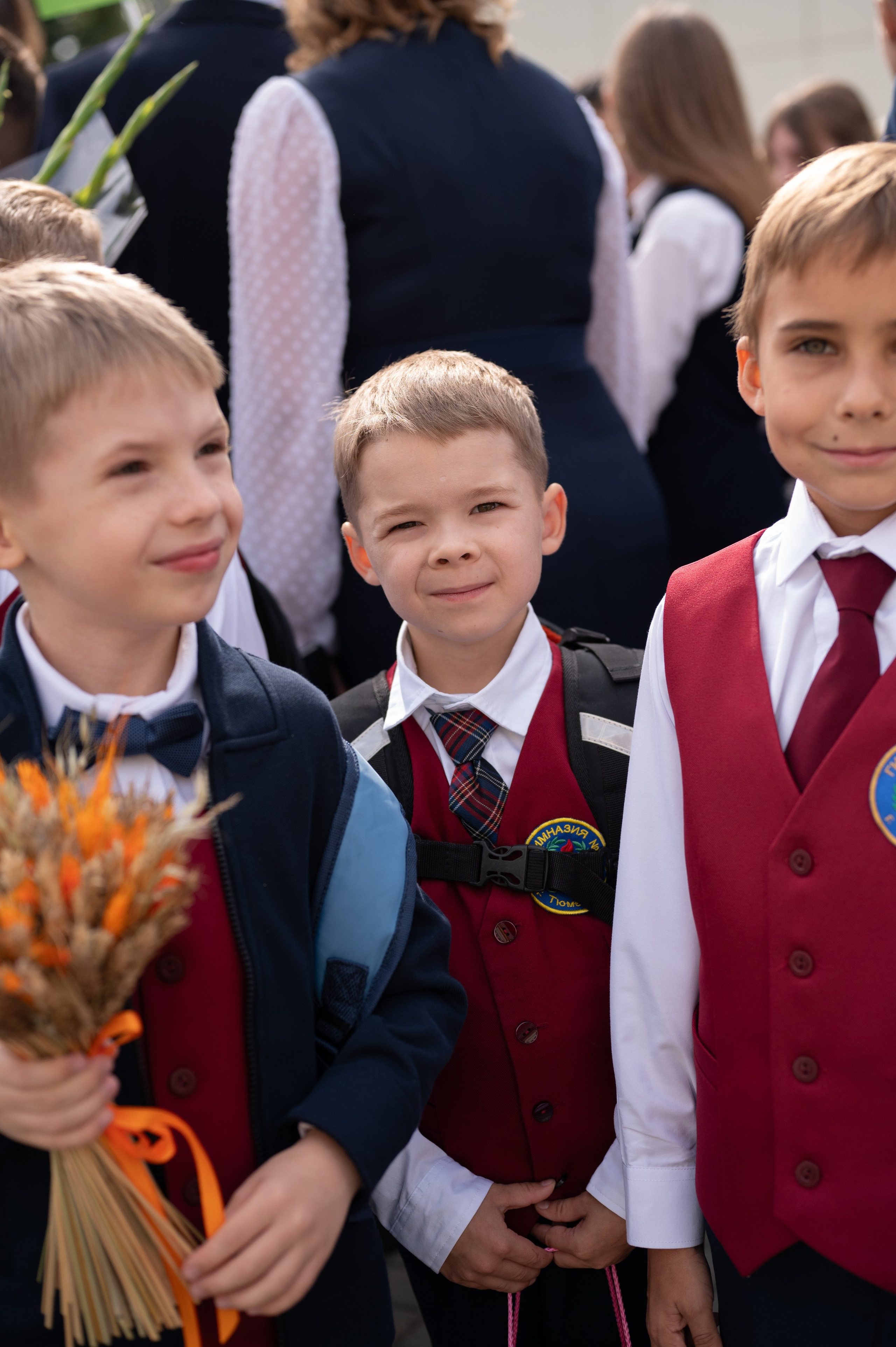 1 сентября 16 гимназия 2 класс (линейка + в классе+ на улице). Фотограф новорожденных, семейный детский в Тюмени Татьяна Морозова